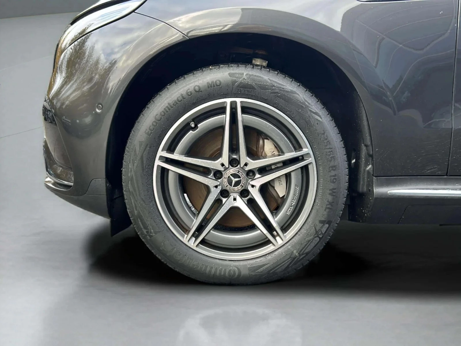 Mercedes-Benz-EQC-image-8