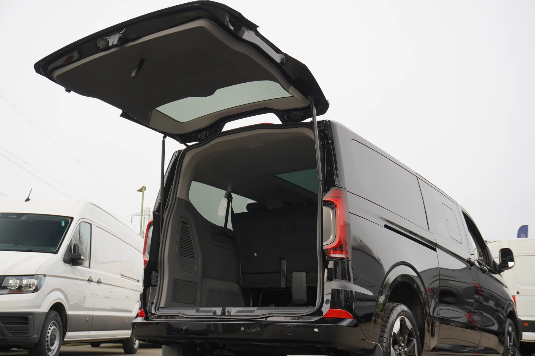 Volkswagen-Transporter-image-25