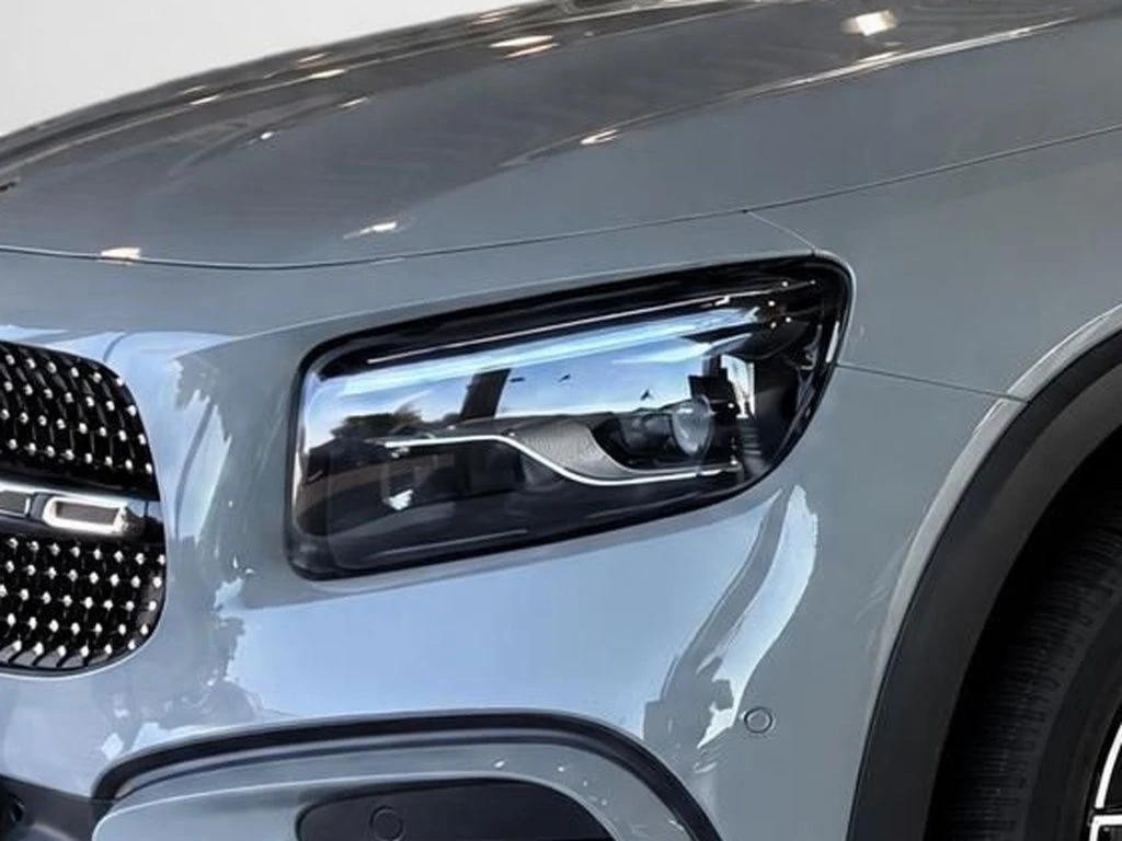 Mercedes-Benz-GLB 200-image-4