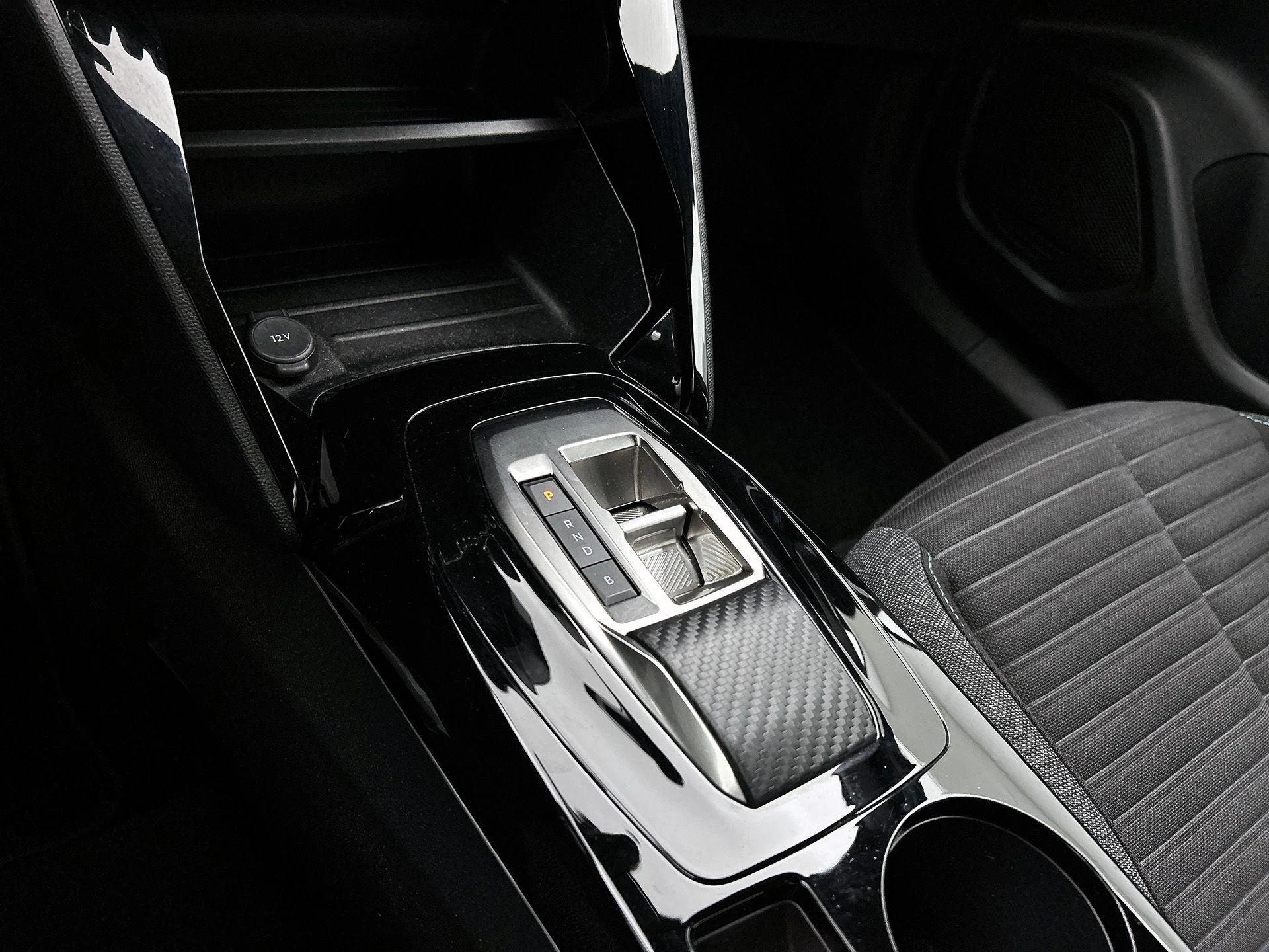 Peugeot-e-2008-image-19