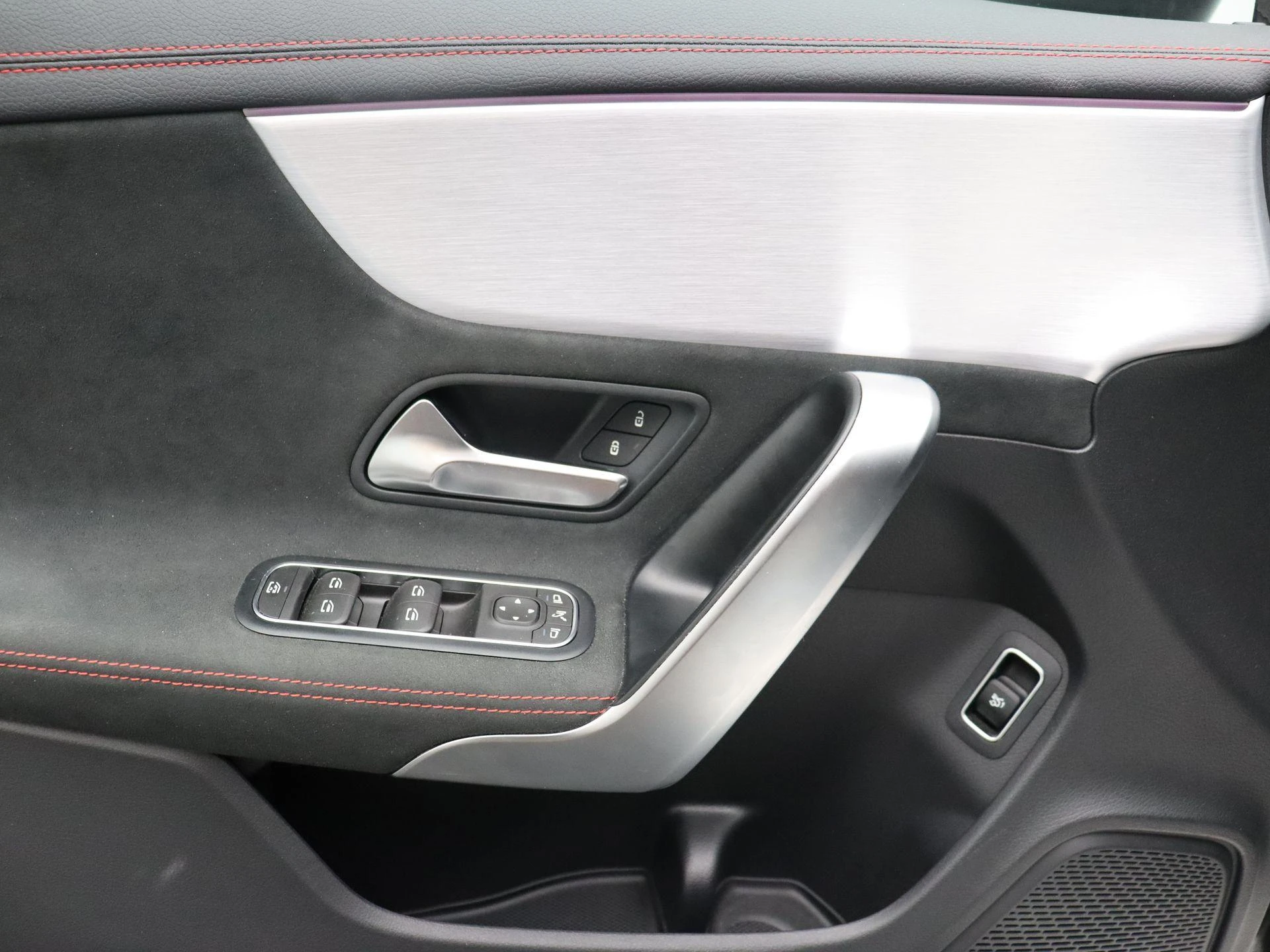 Mercedes-Benz-CLA-image-7