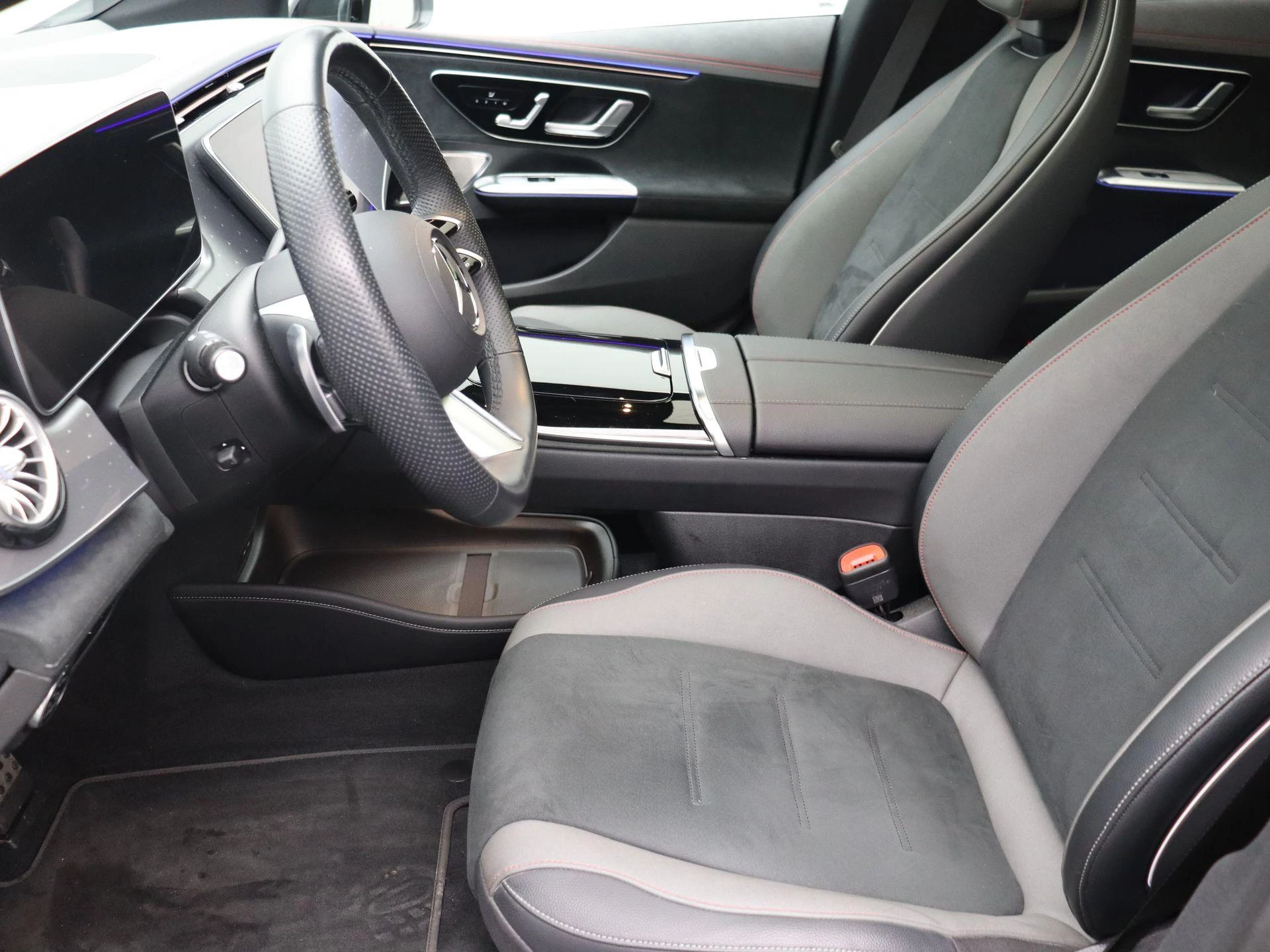 Mercedes-Benz-EQE-image-10