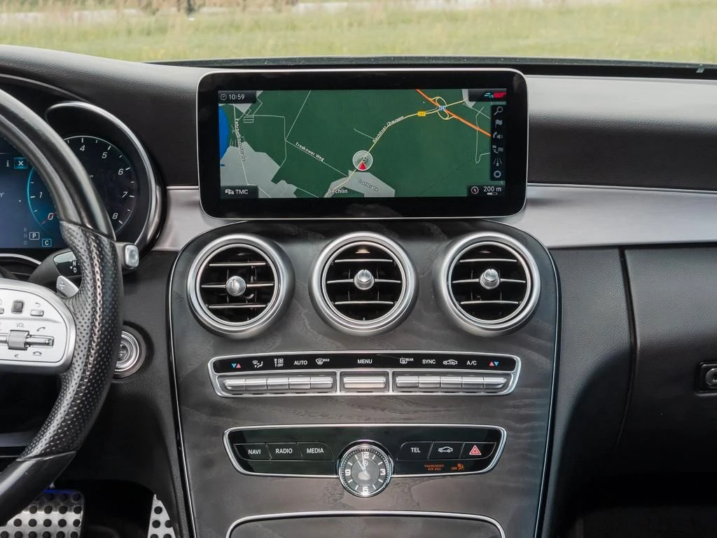 Mercedes-Benz-C-Klasse 300-image-10
