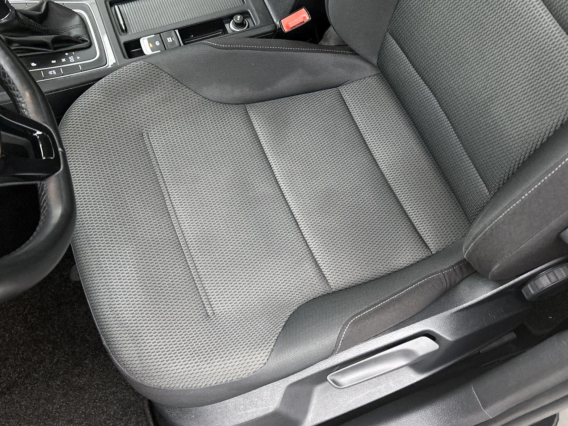 Volkswagen-Golf-image-12