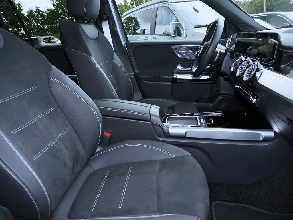 Mercedes-Benz-GLB 200 d-image-11