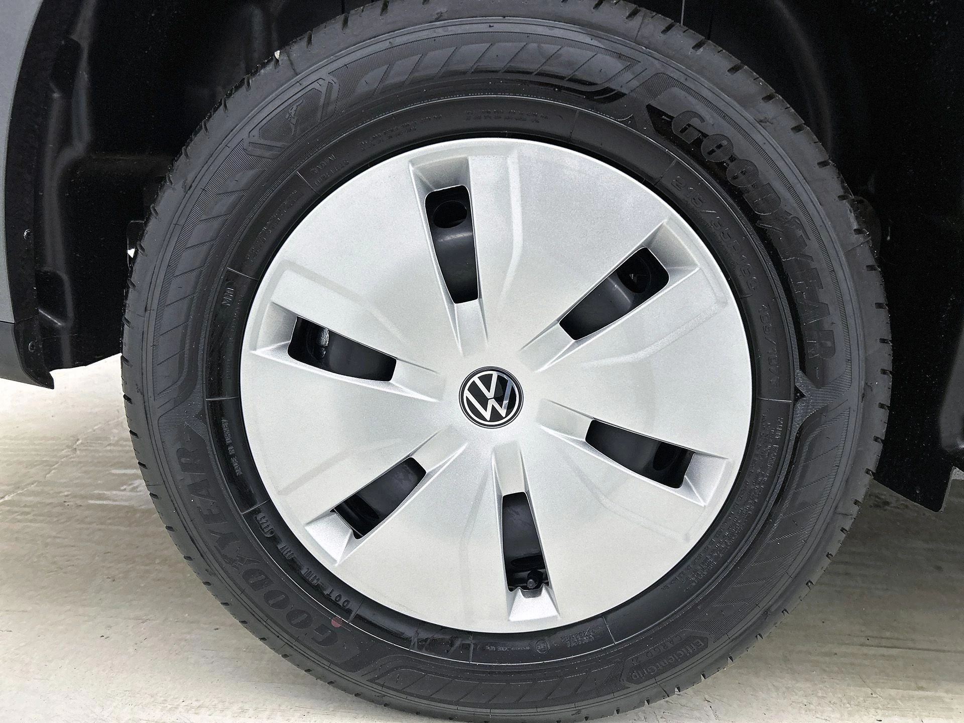 Volkswagen-e-Transporter-image-37