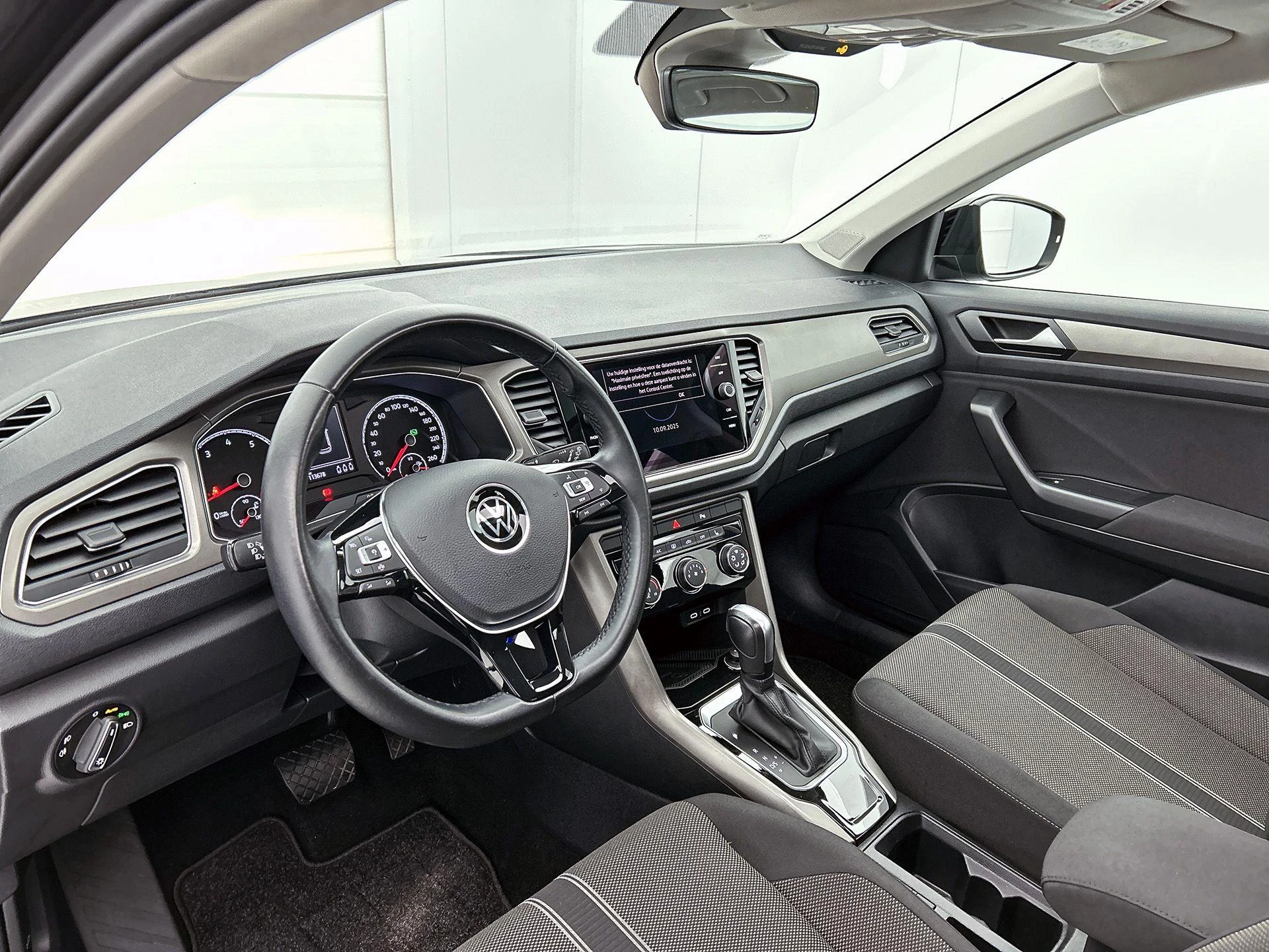 Volkswagen-T-Roc-image-18