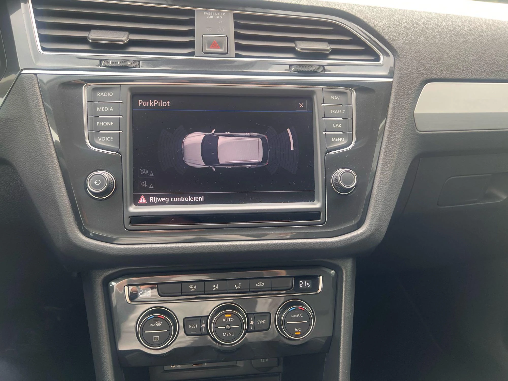 Volkswagen-Tiguan-image-10