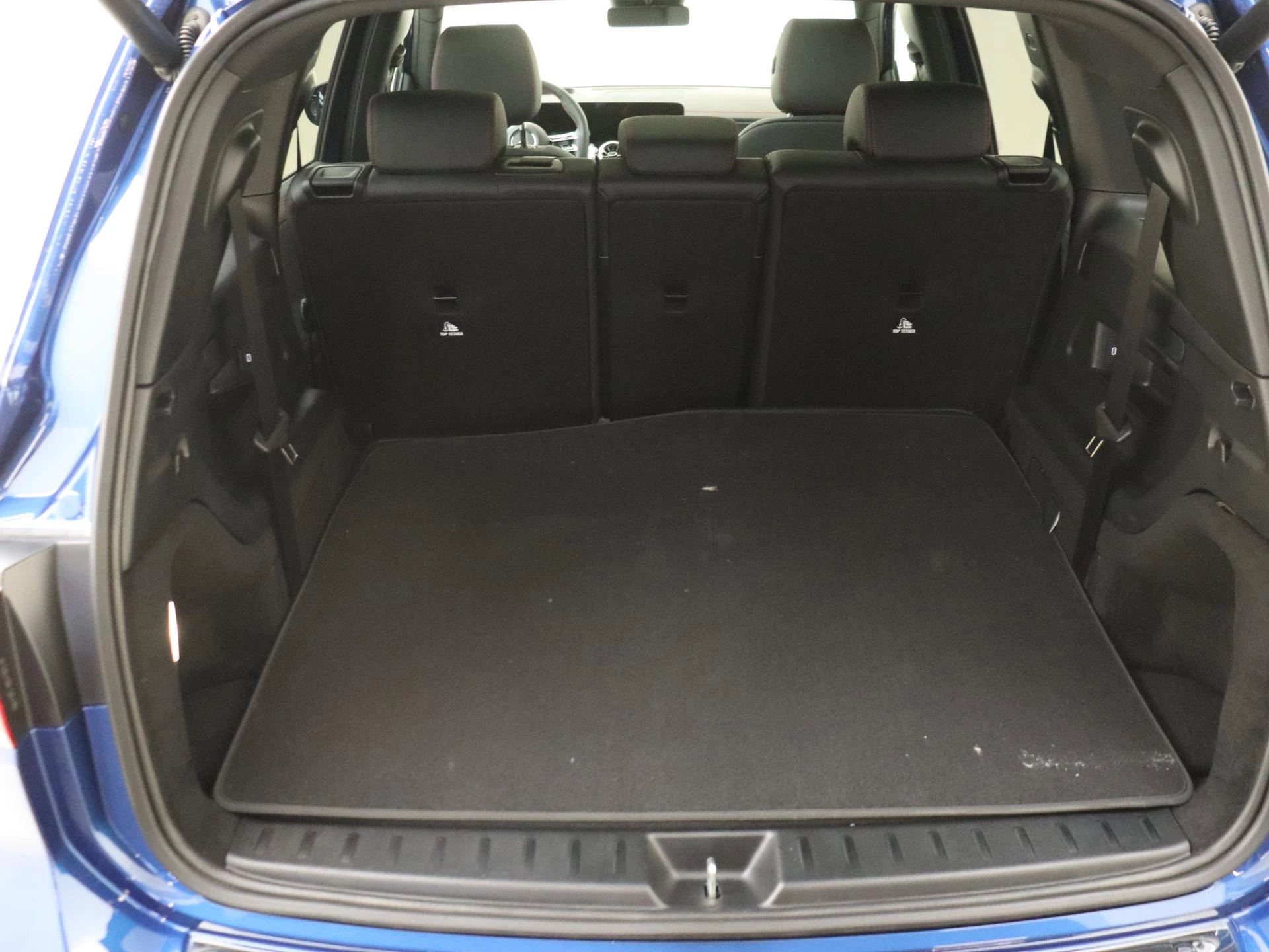 Mercedes-Benz-EQB-image-29