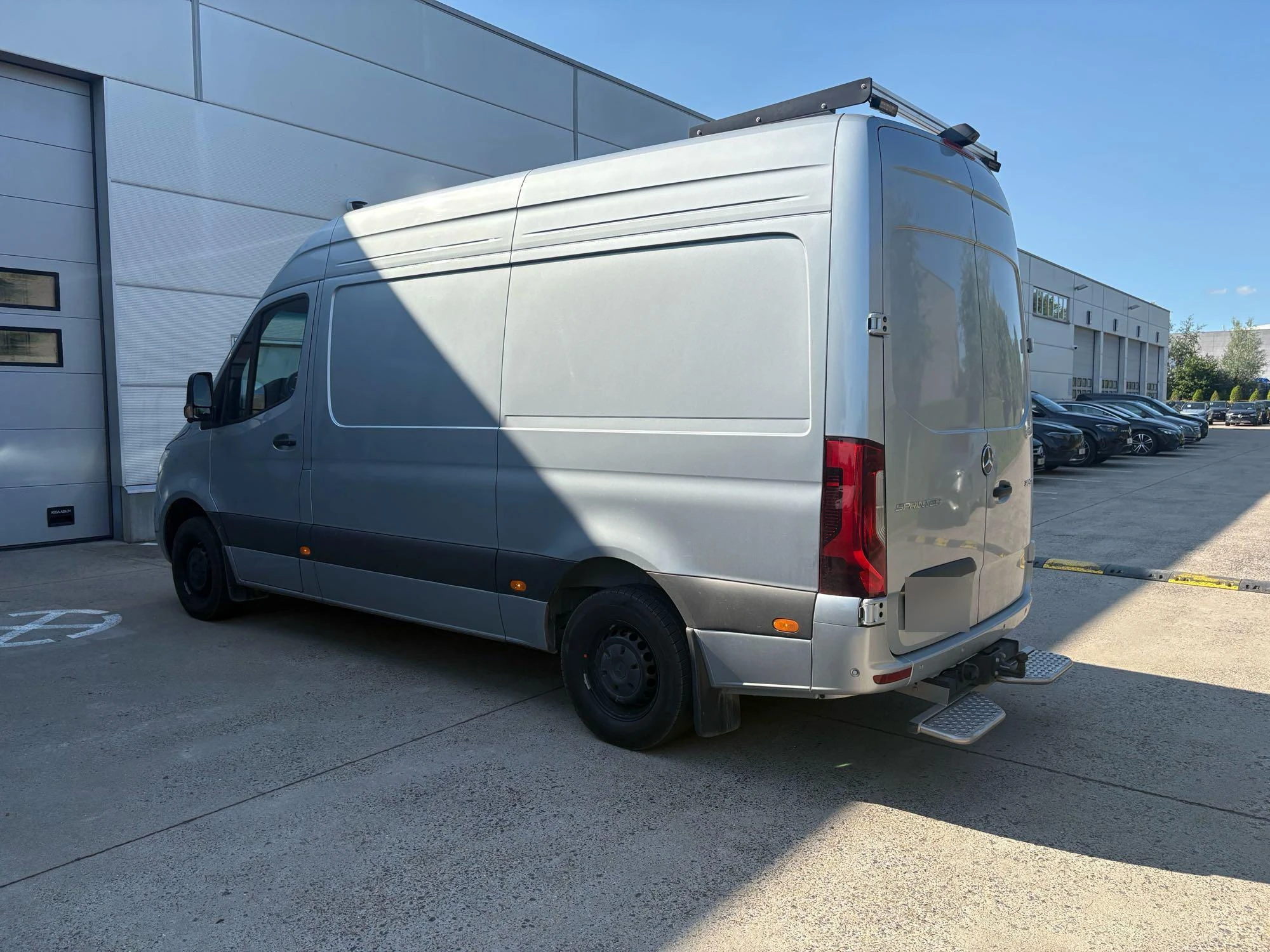 Mercedes-Benz-Sprinter-image-1
