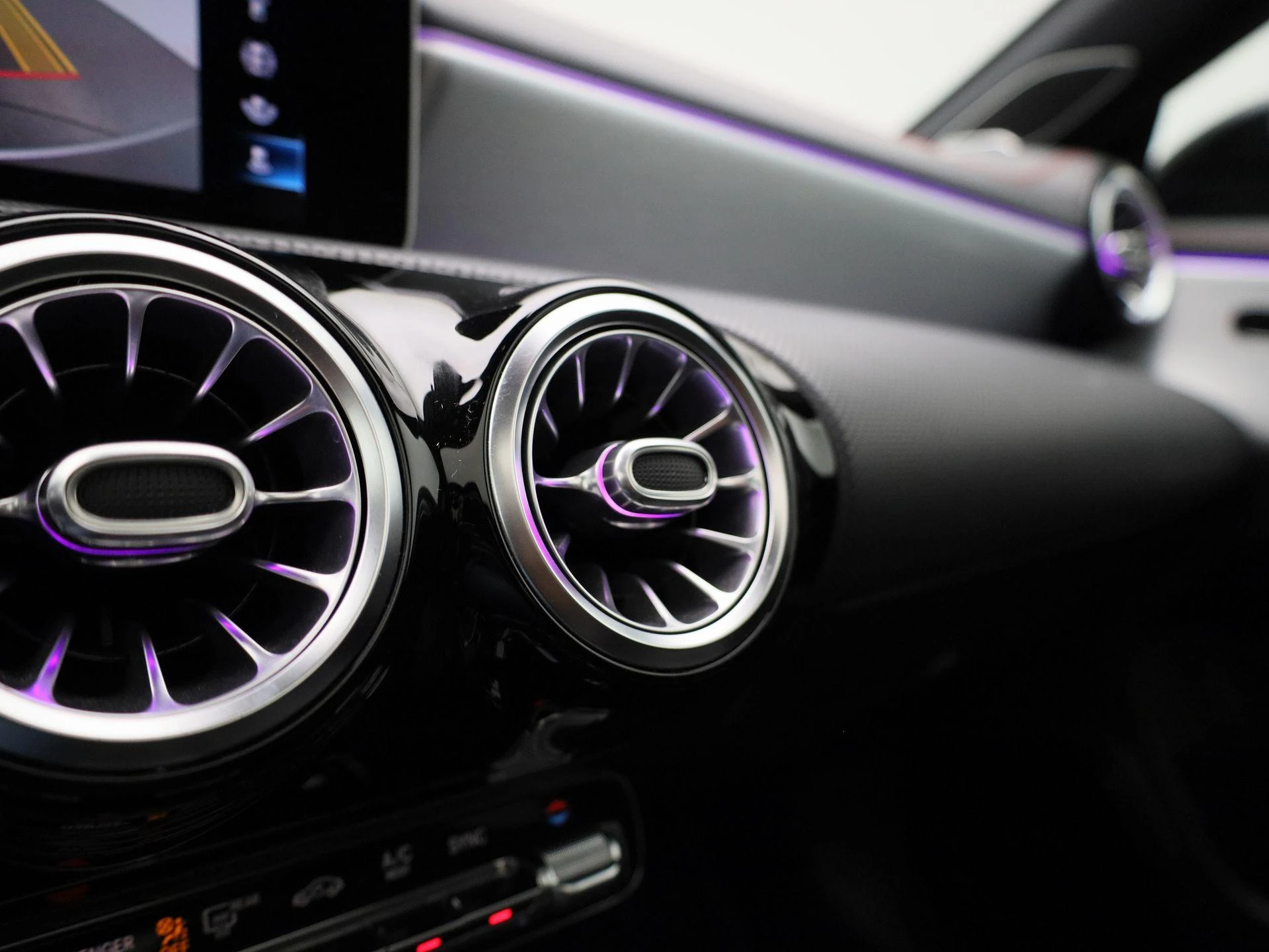Mercedes-Benz-CLA-image-33
