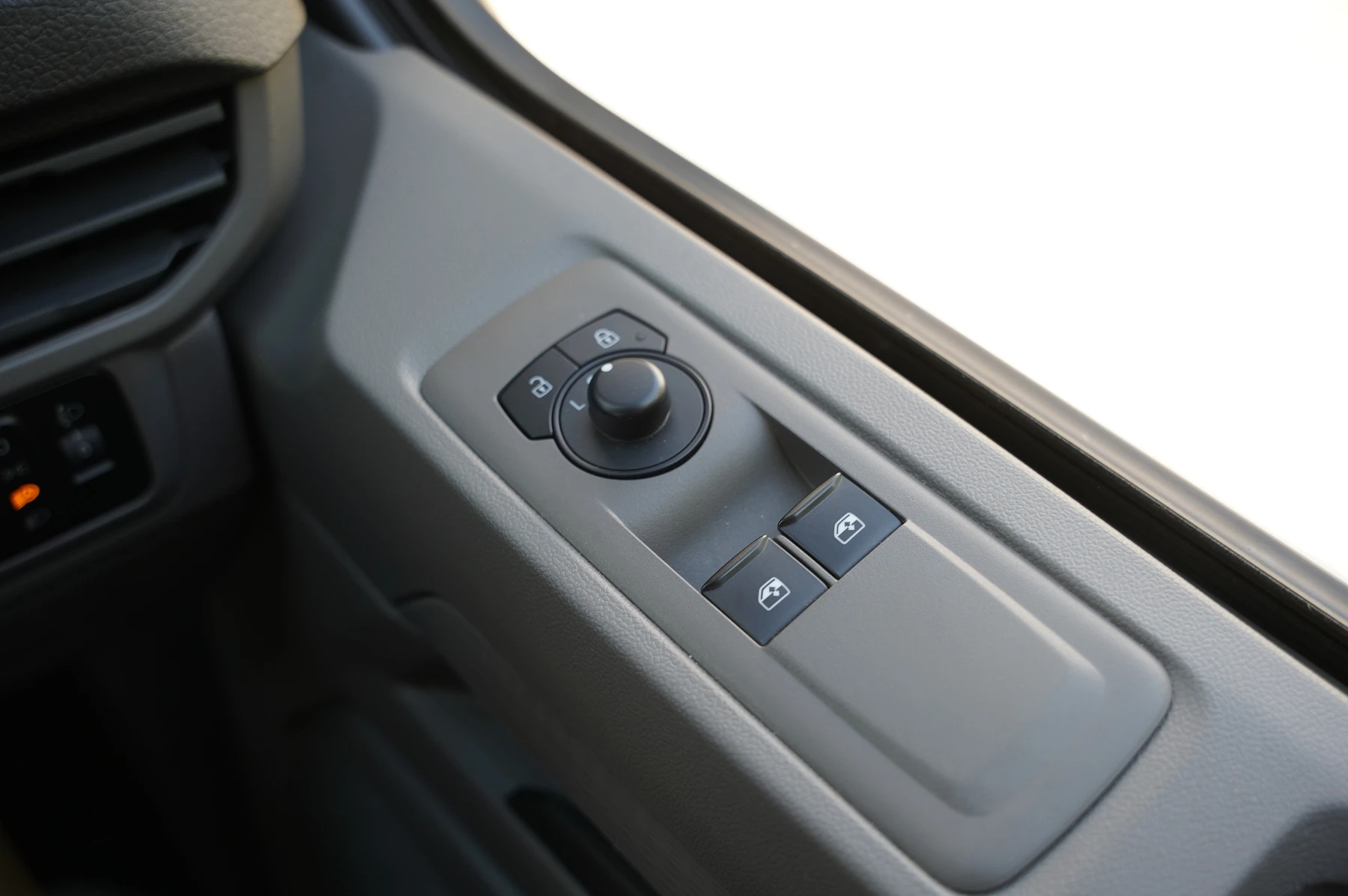 Volkswagen-Transporter-image-18