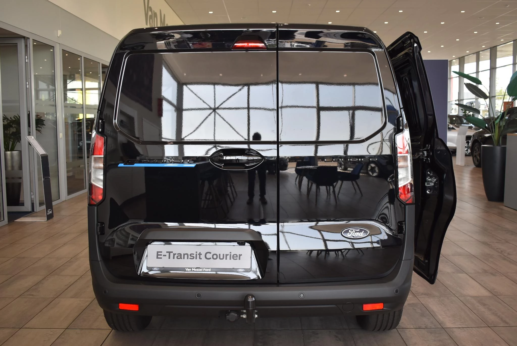 Ford E-Transit Cour. Limited 44 kWh