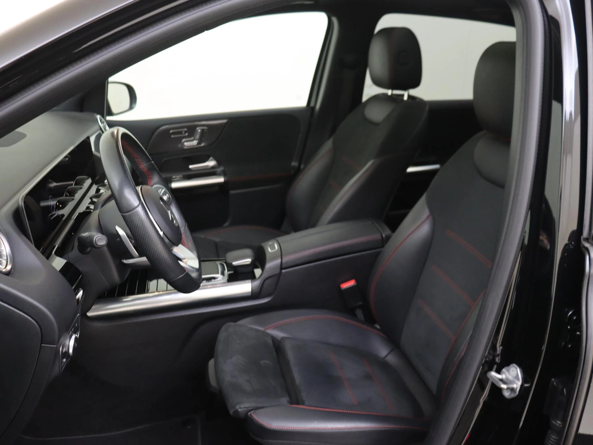 Mercedes-Benz-B-Klasse-image-10