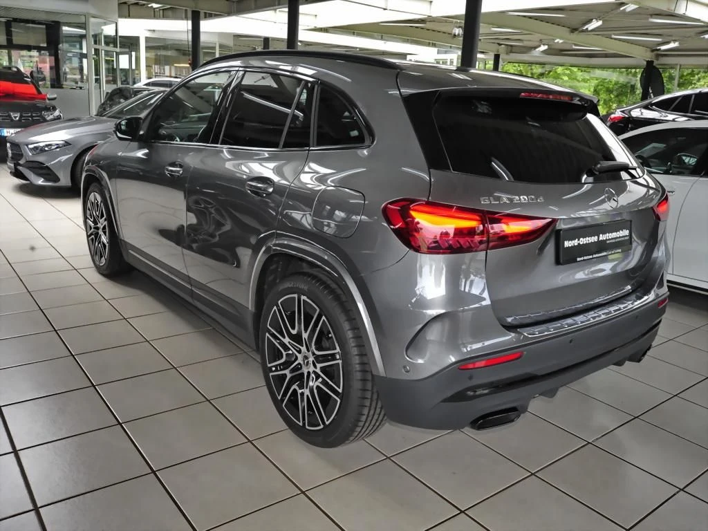 Mercedes-Benz-GLA 200 d-image-4