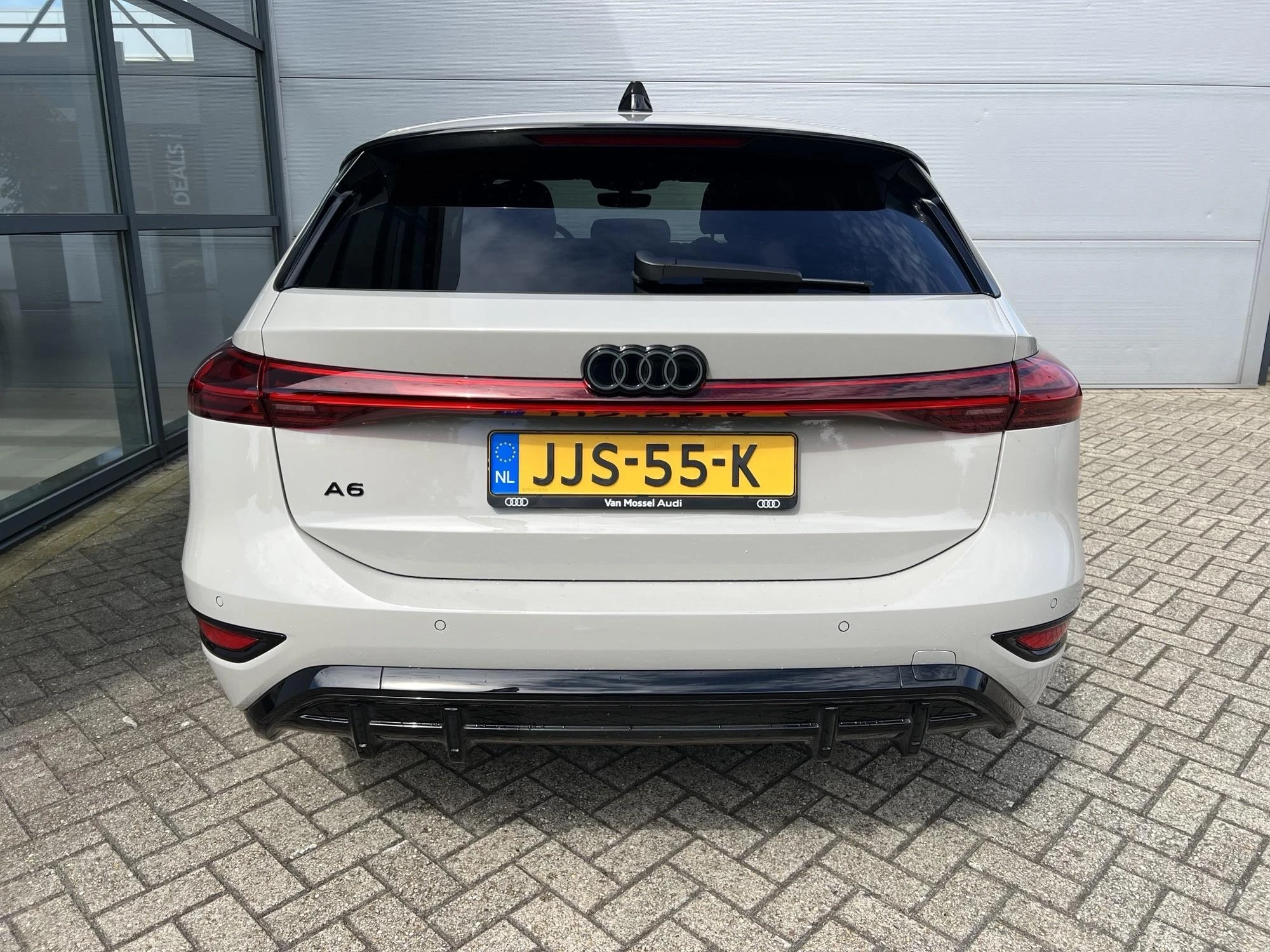 Audi-A6 Avant e-tron-image-4