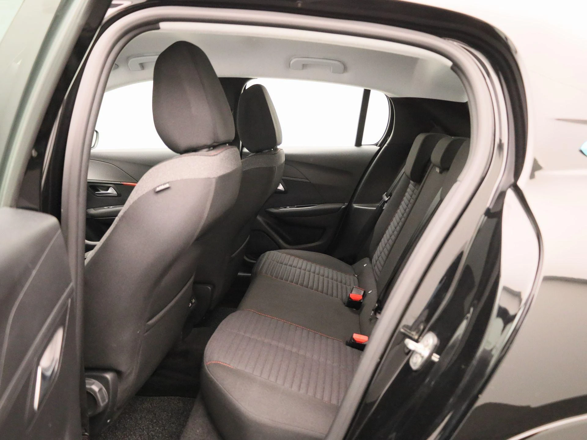 Peugeot-e-208-image-9