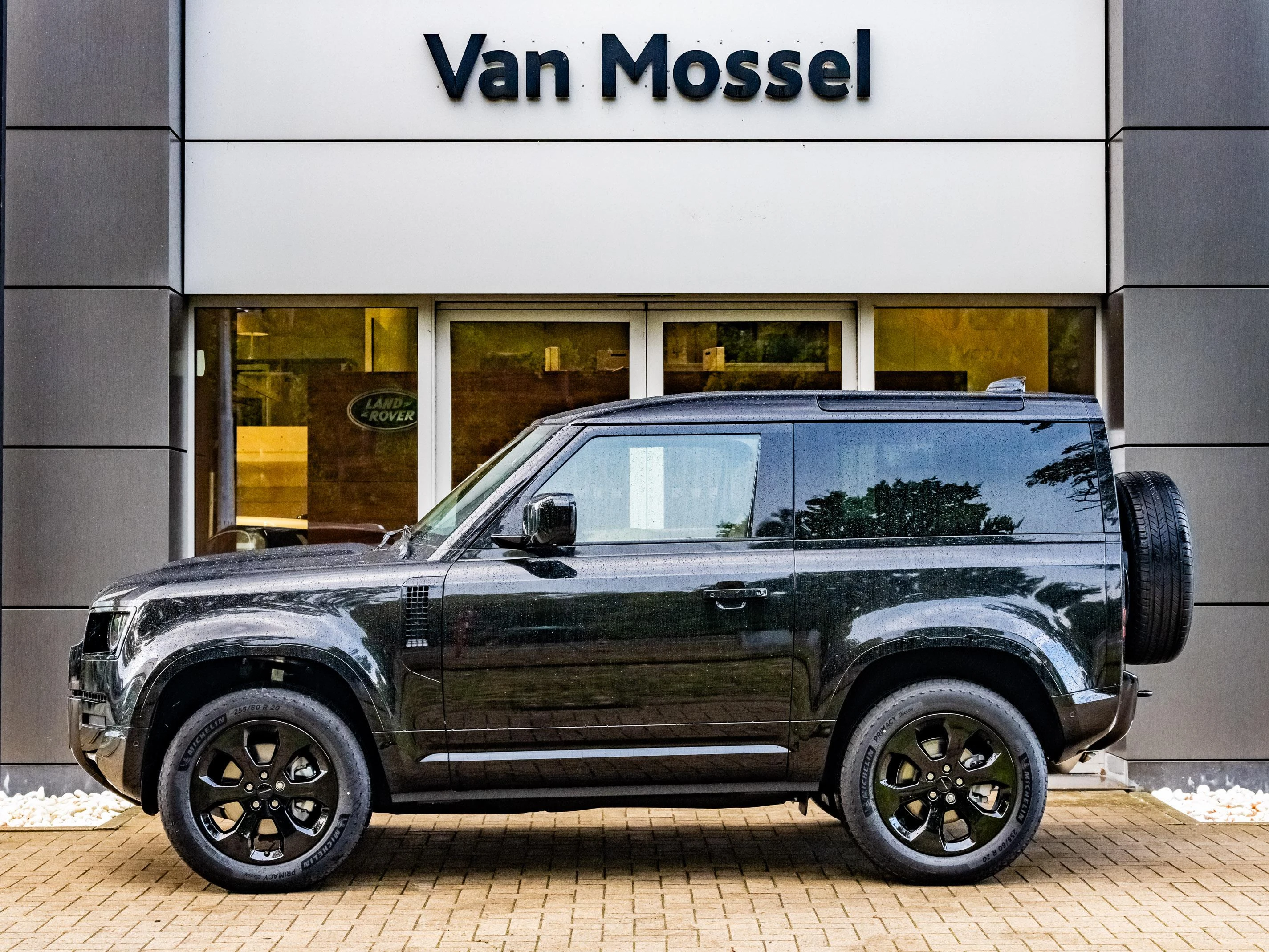 Land Rover-Defender-image-2