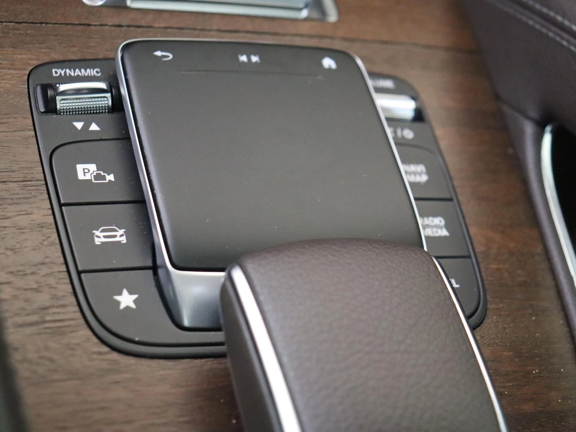 Mercedes-Benz-GLE-image-21