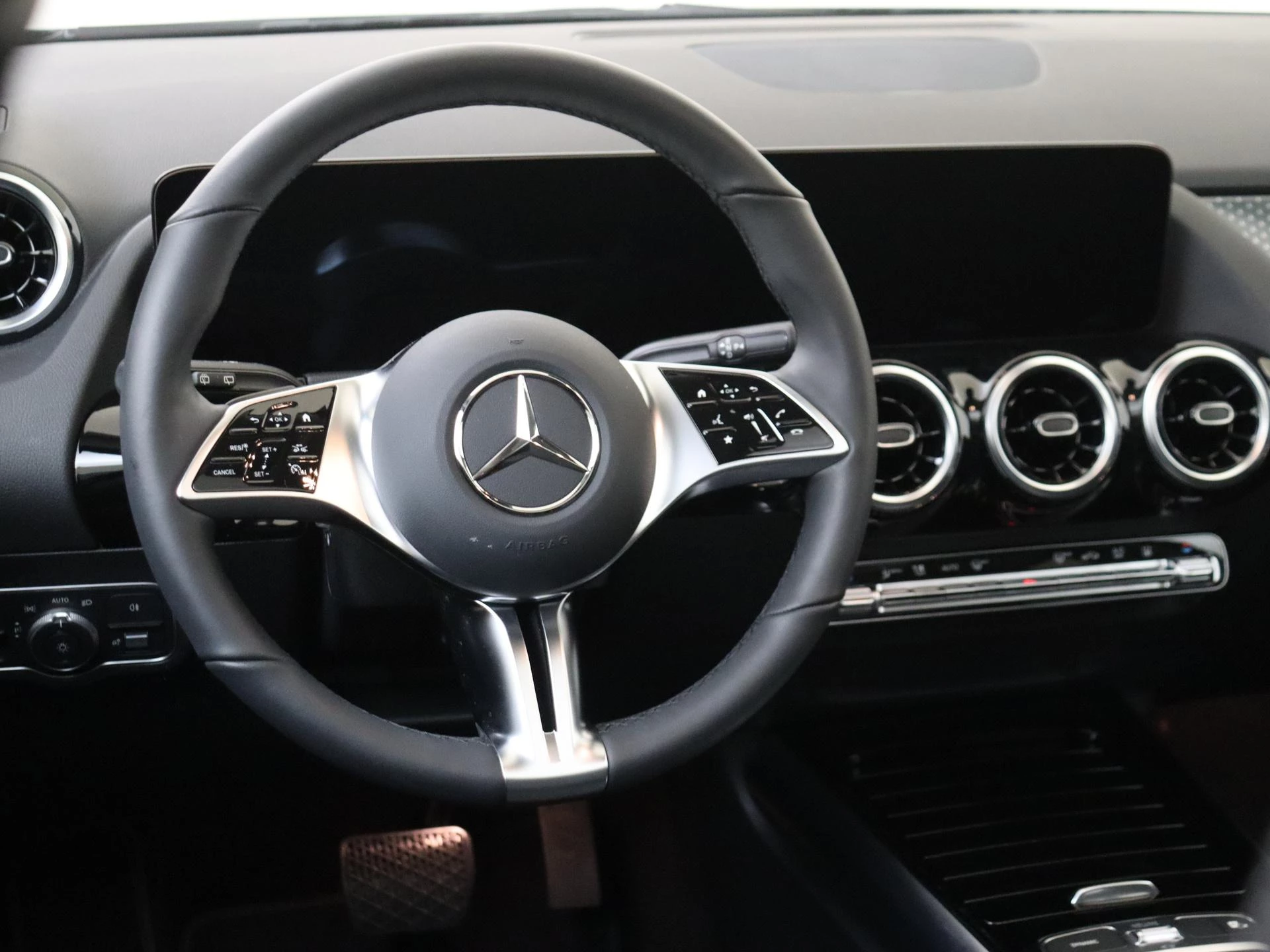 Mercedes-Benz-GLA-image-12