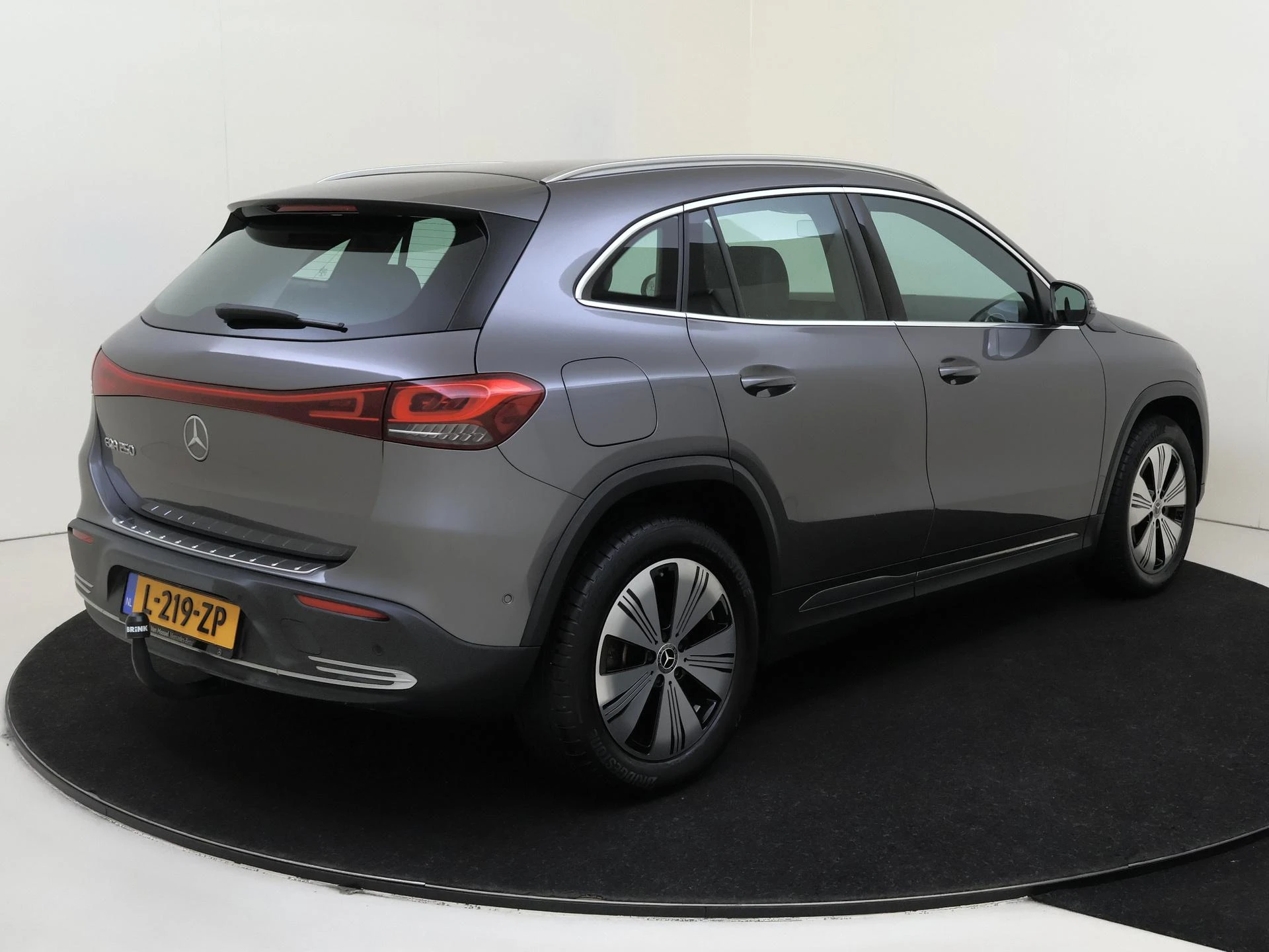 Mercedes-Benz-EQA-image-3