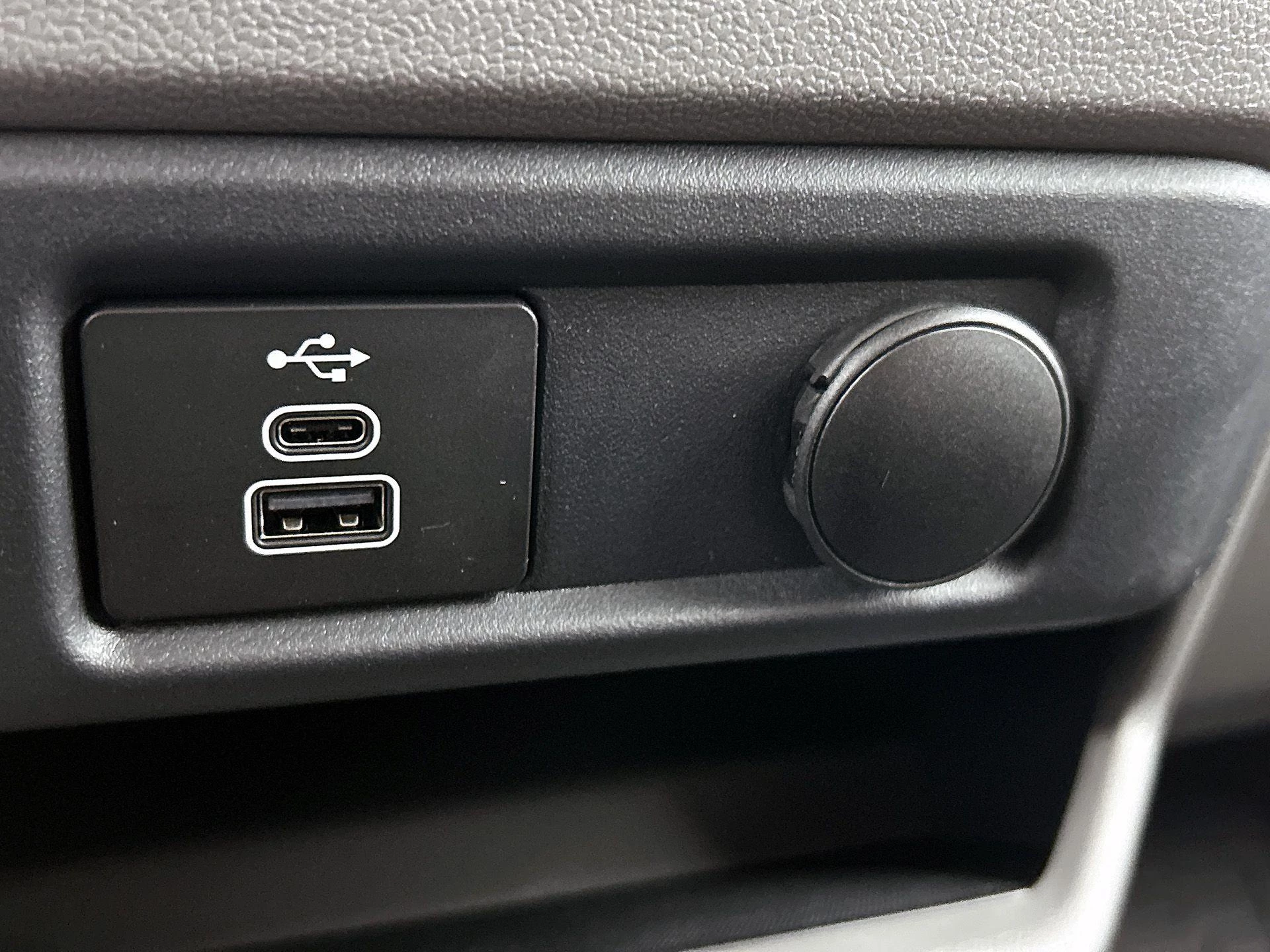 Volkswagen-e-Transporter-image-43