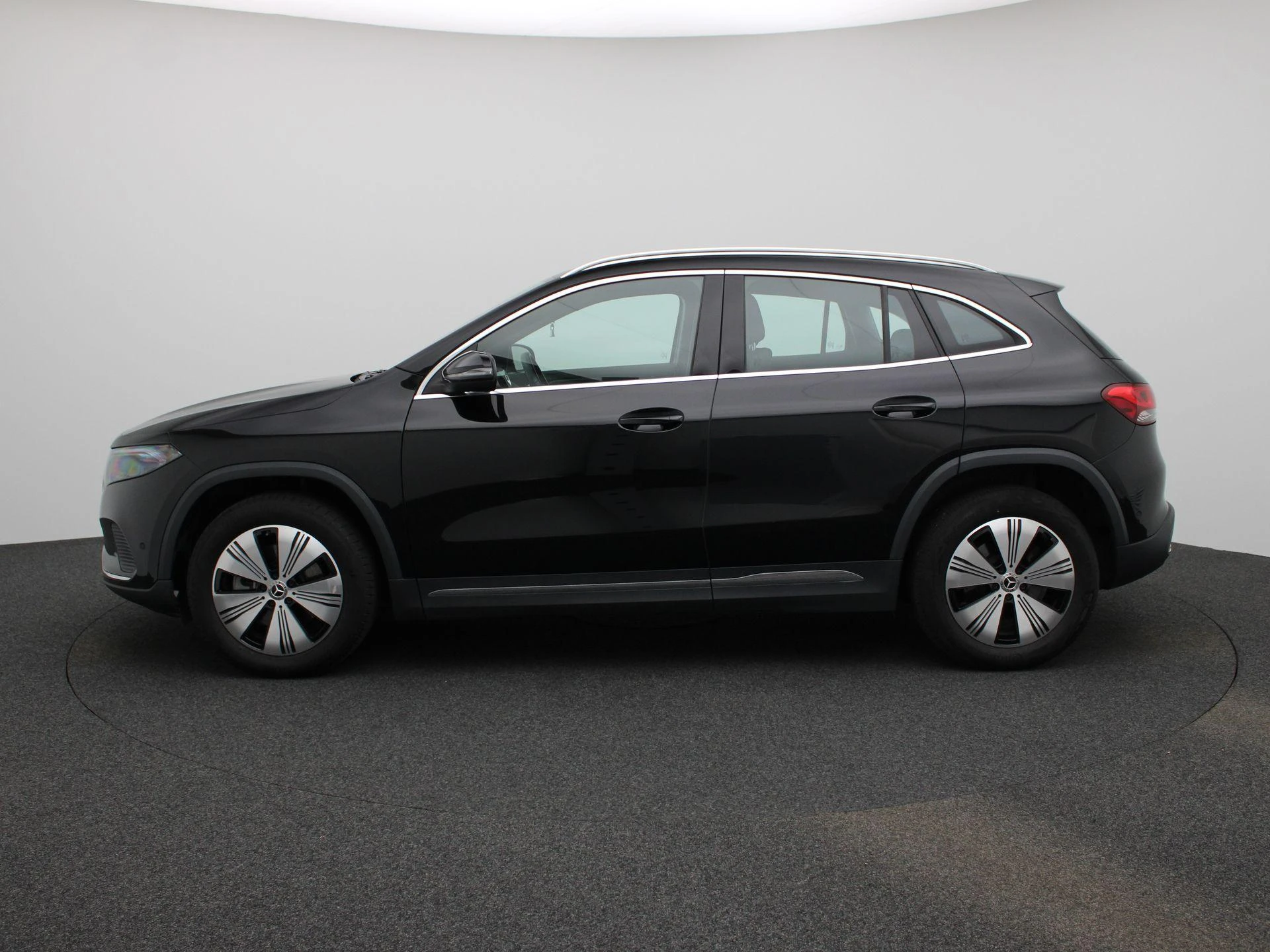 Mercedes-Benz-EQA-image-3