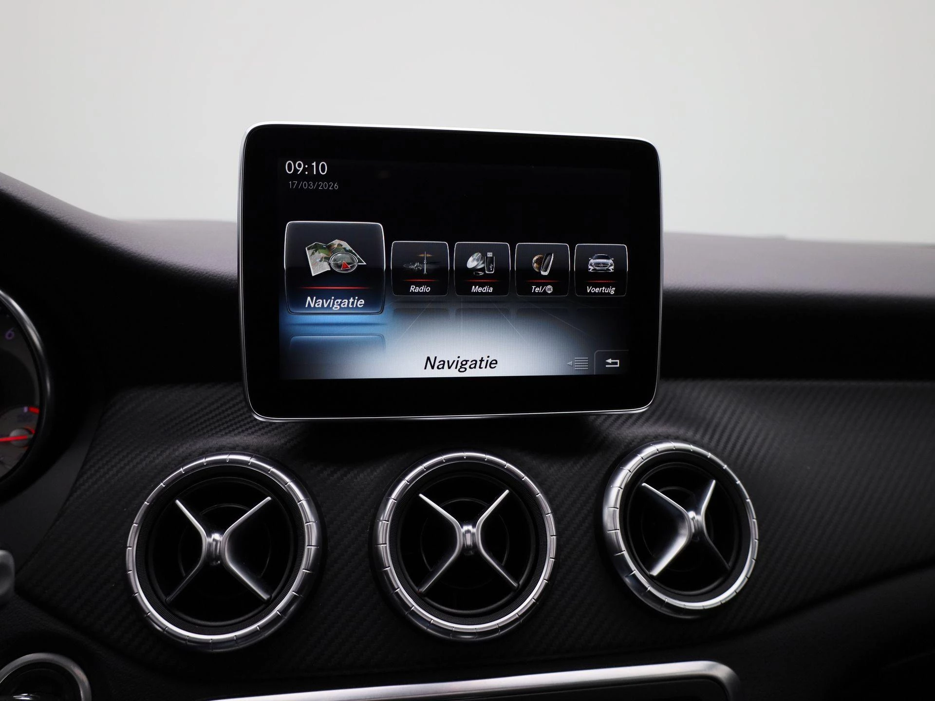 Mercedes-Benz-CLA-image-14