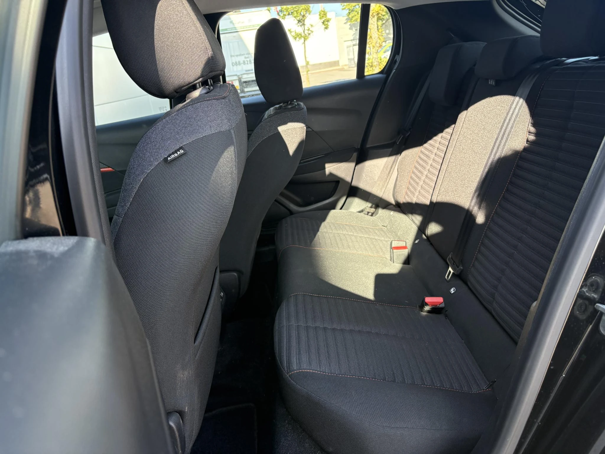 Peugeot-e-208-image-11