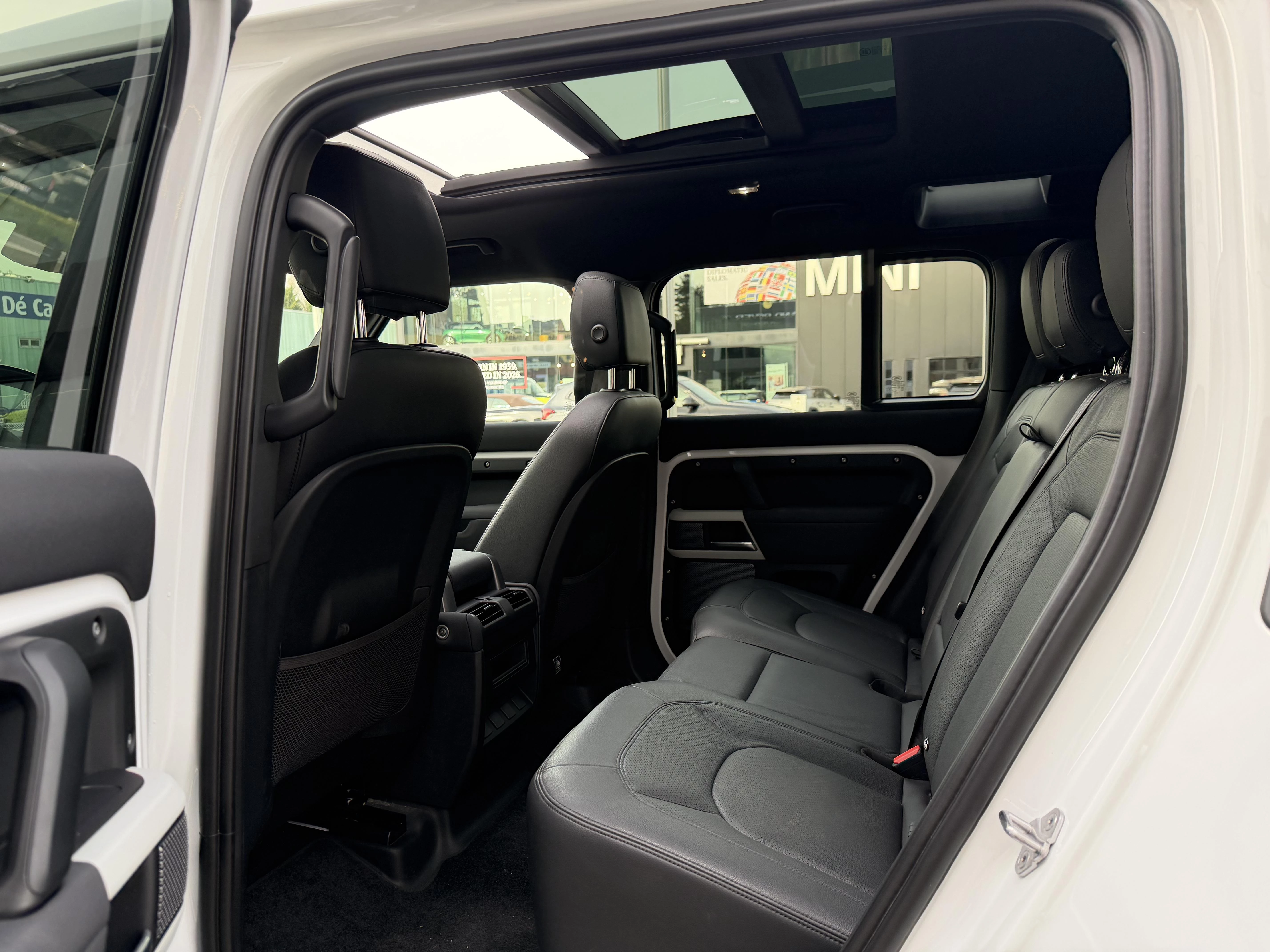 Land Rover Defender 110 D250 SE AWD