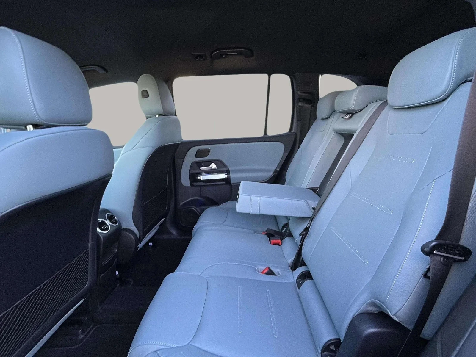 Mercedes-Benz-EQB-image-20