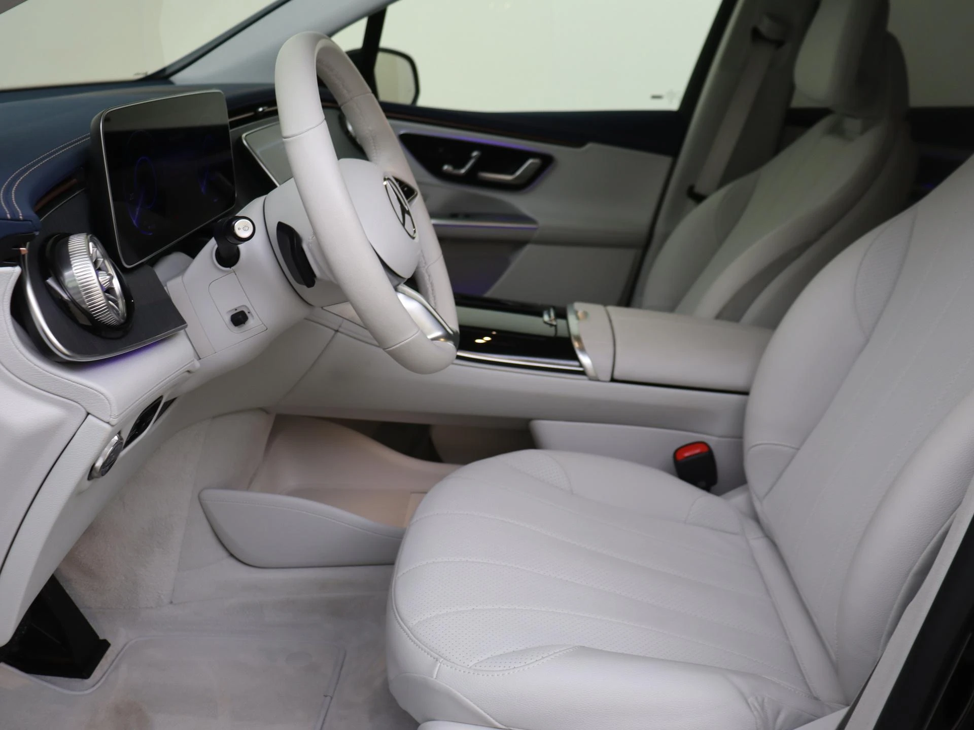 Mercedes-Benz-EQE-image-14
