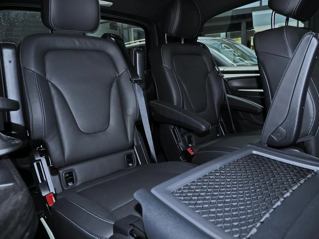 Mercedes-Benz-V-Klasse 300-image-10