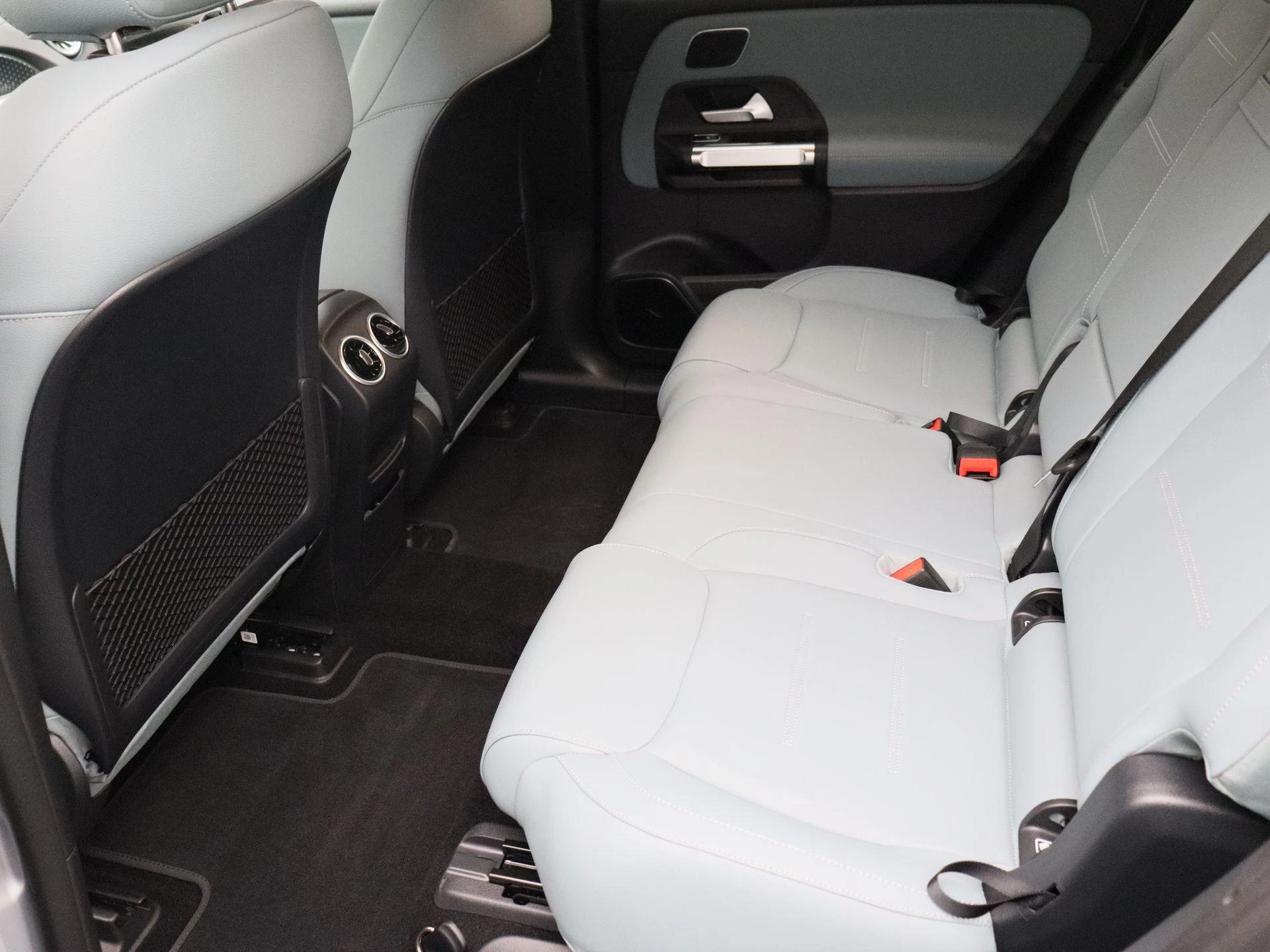 Mercedes-Benz-EQB-image-9