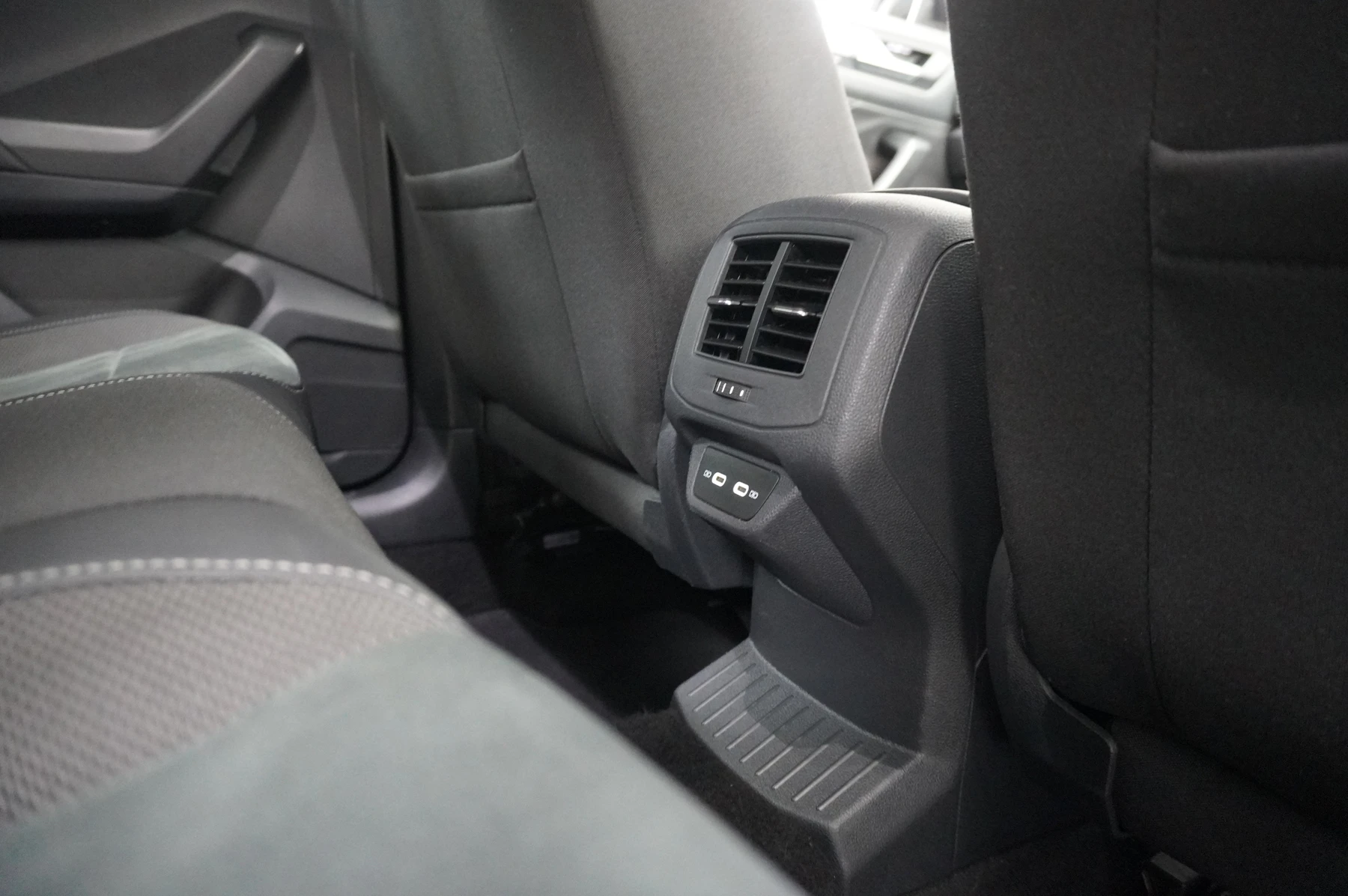 Volkswagen-T-Roc-image-12