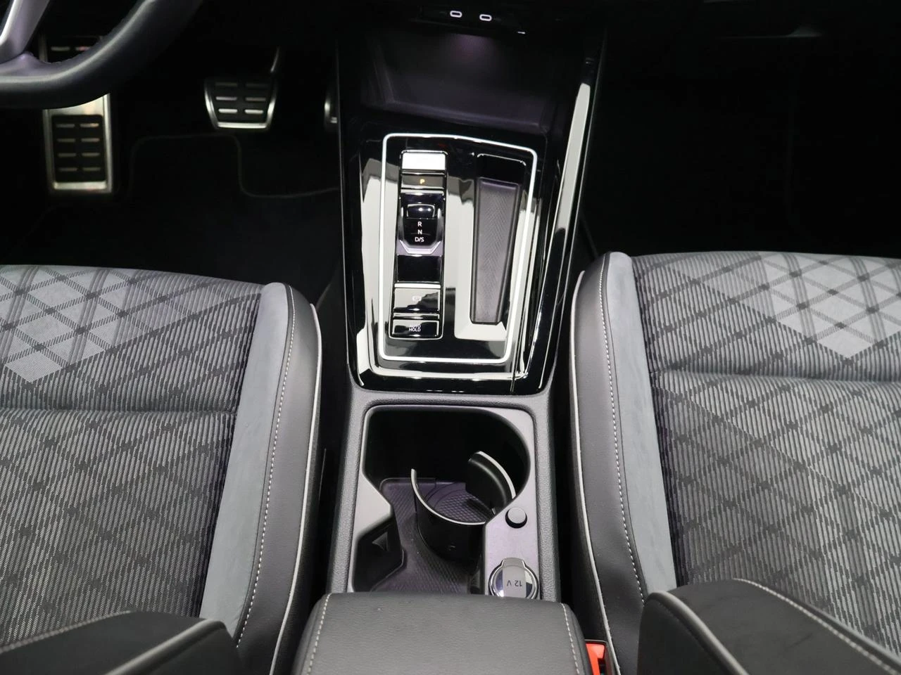 Volkswagen-Golf-image-22