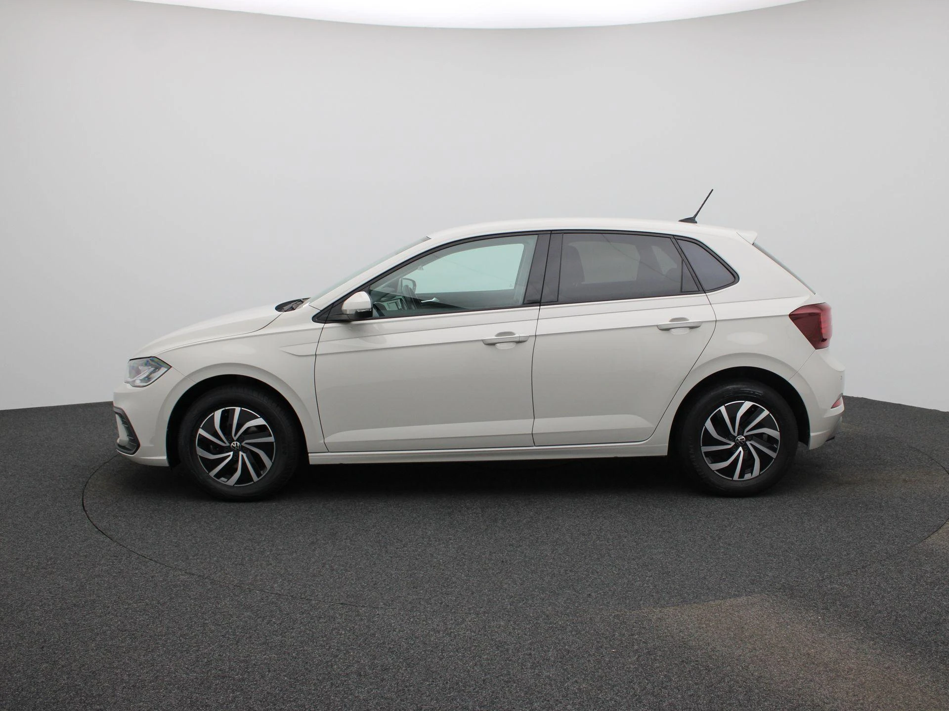 Volkswagen-Polo-image-3