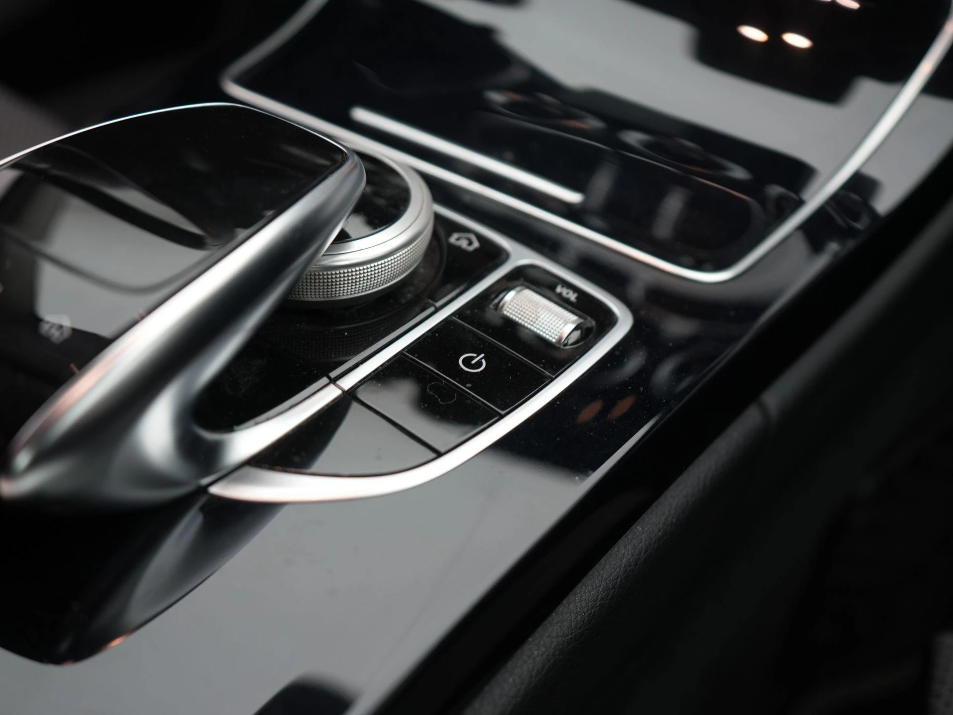 Mercedes-Benz-C-Klasse-image-15