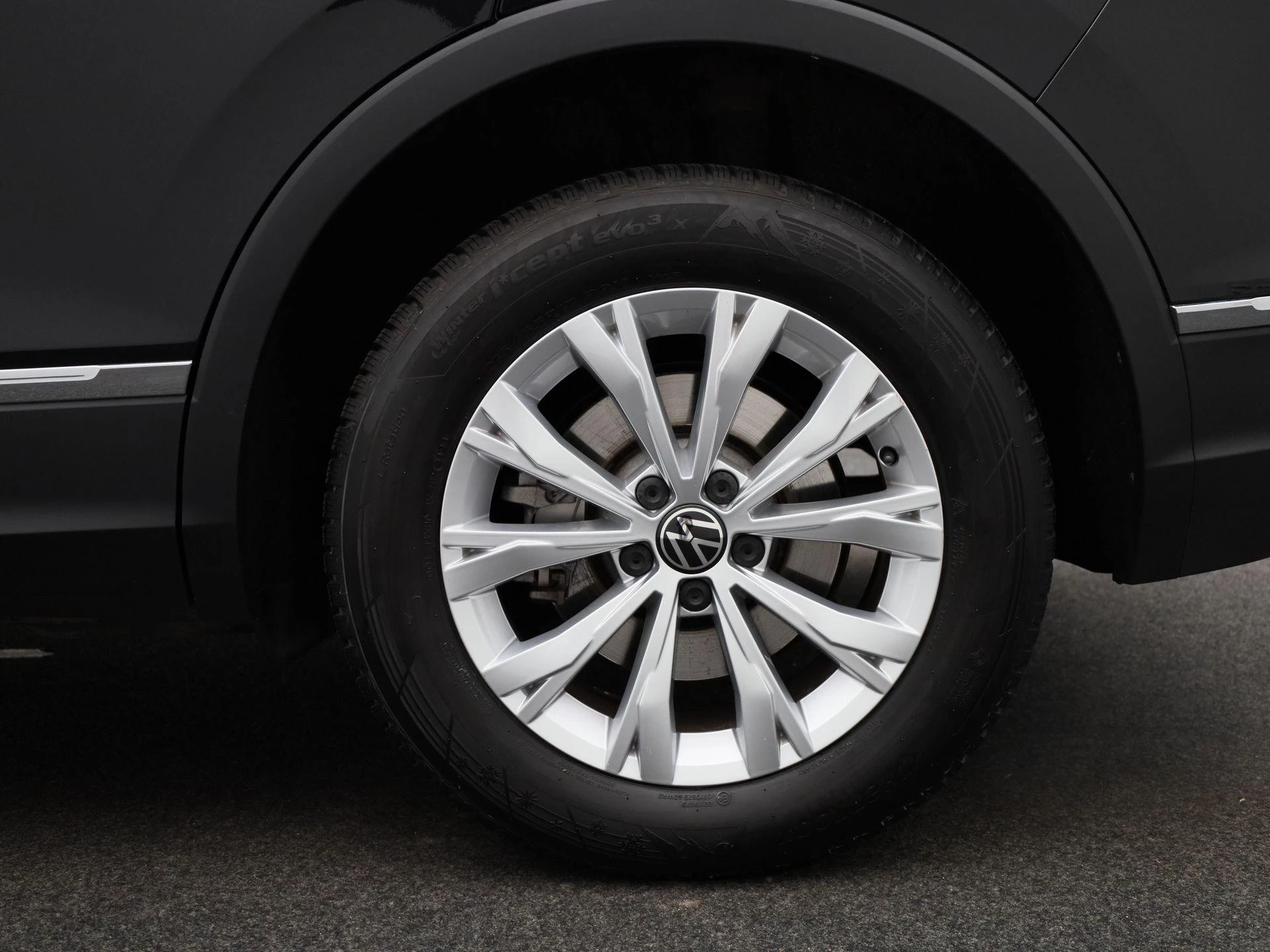 Volkswagen-Tiguan-image-12