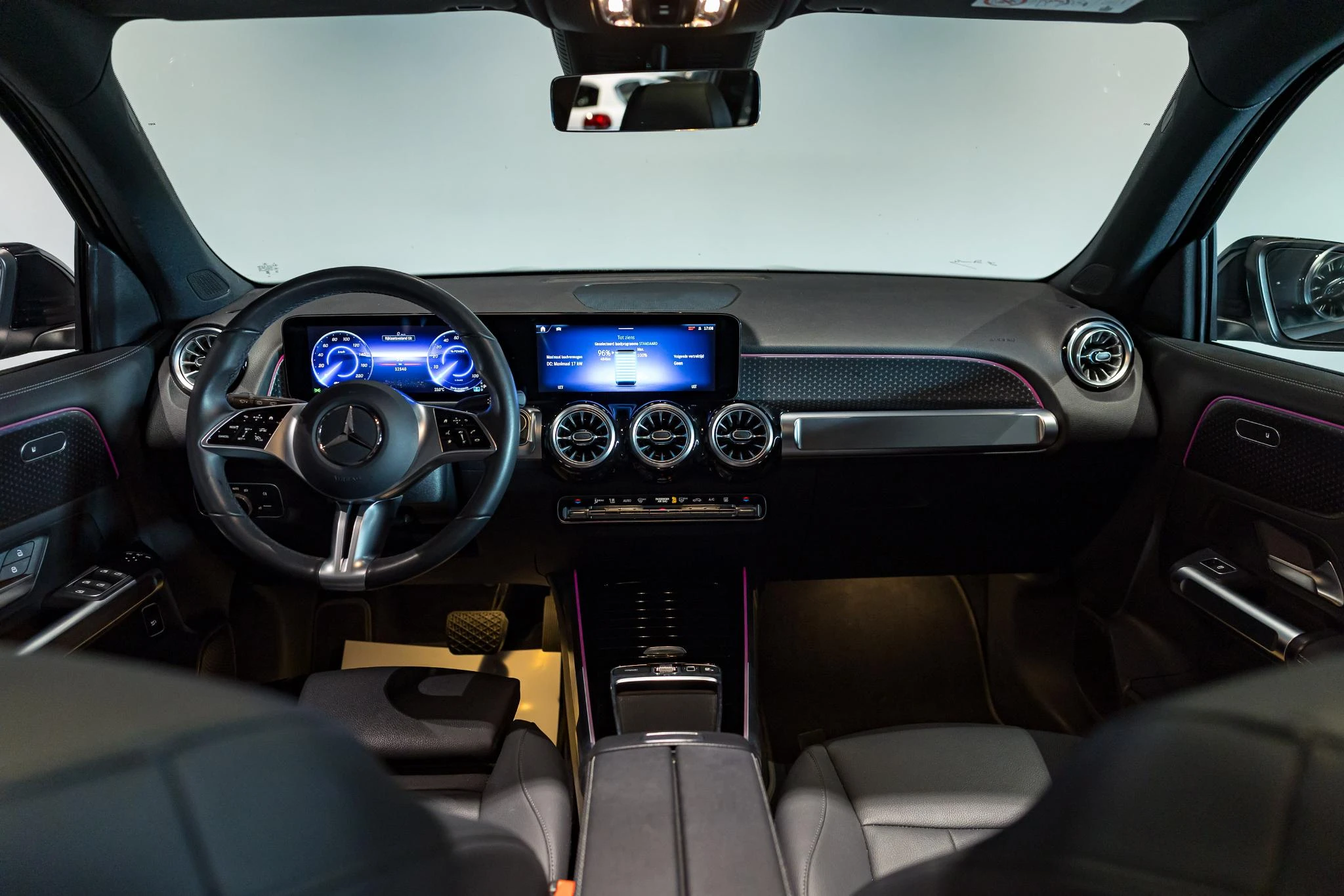 Mercedes-Benz-EQB-image-17