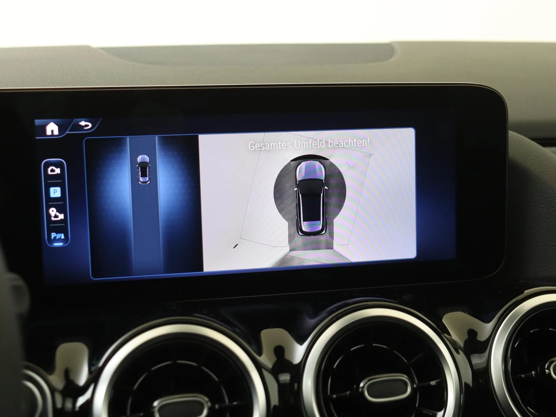 Mercedes-Benz-GLA-image-21