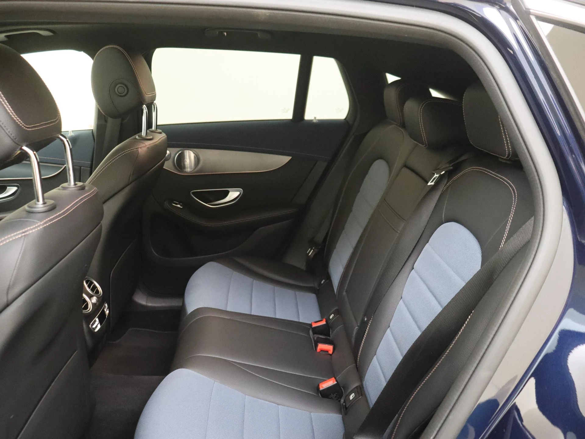 Mercedes-Benz-EQC-image-15