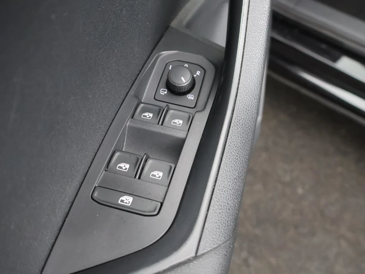 Škoda Karoq Karoq Clever 1.0 TSI 110PK *NAVI*BLTH*CRUISE*APP CONNECT*VERDUISTERDE RAMEN*CAMERA*..