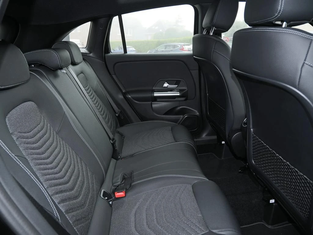 Mercedes-Benz-GLA 200-image-14