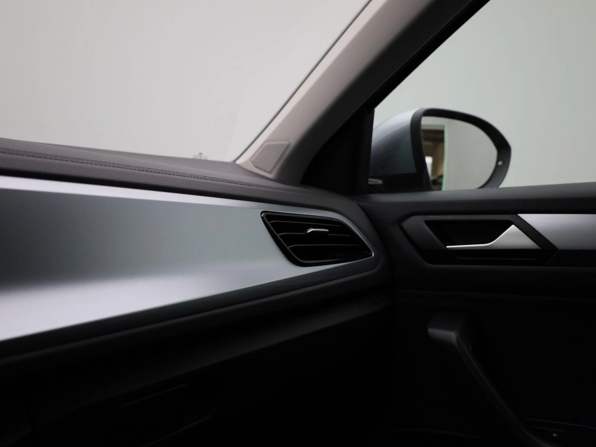Volkswagen-T-Roc-image-25