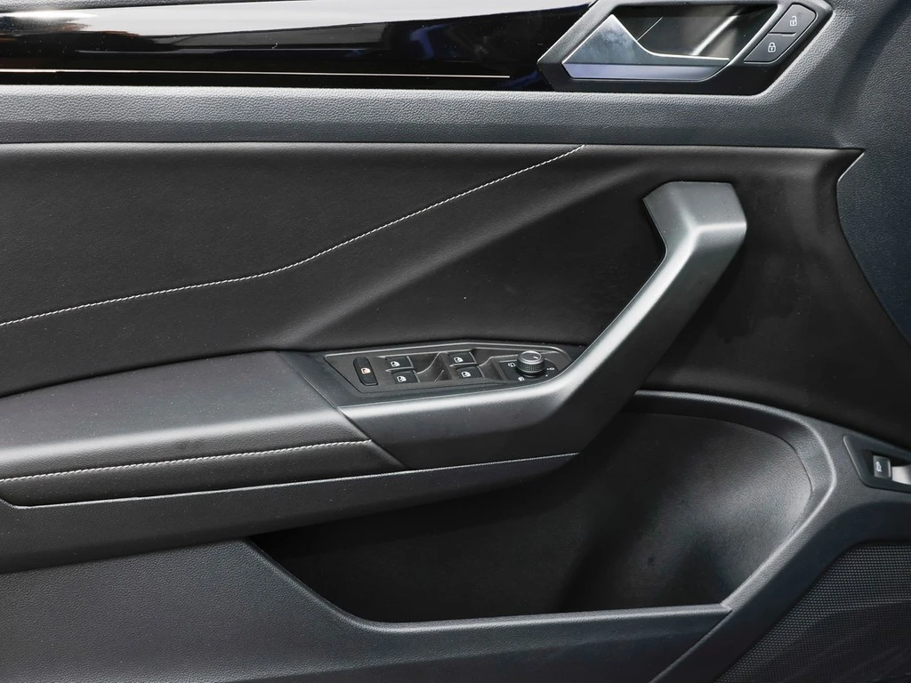 Volkswagen-T-Roc-image-14