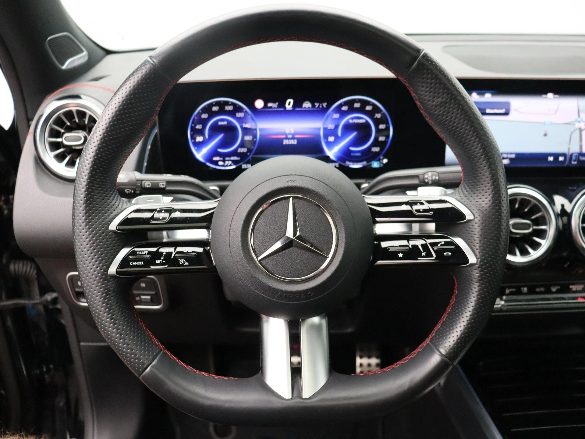 Mercedes-Benz-EQB-image-17