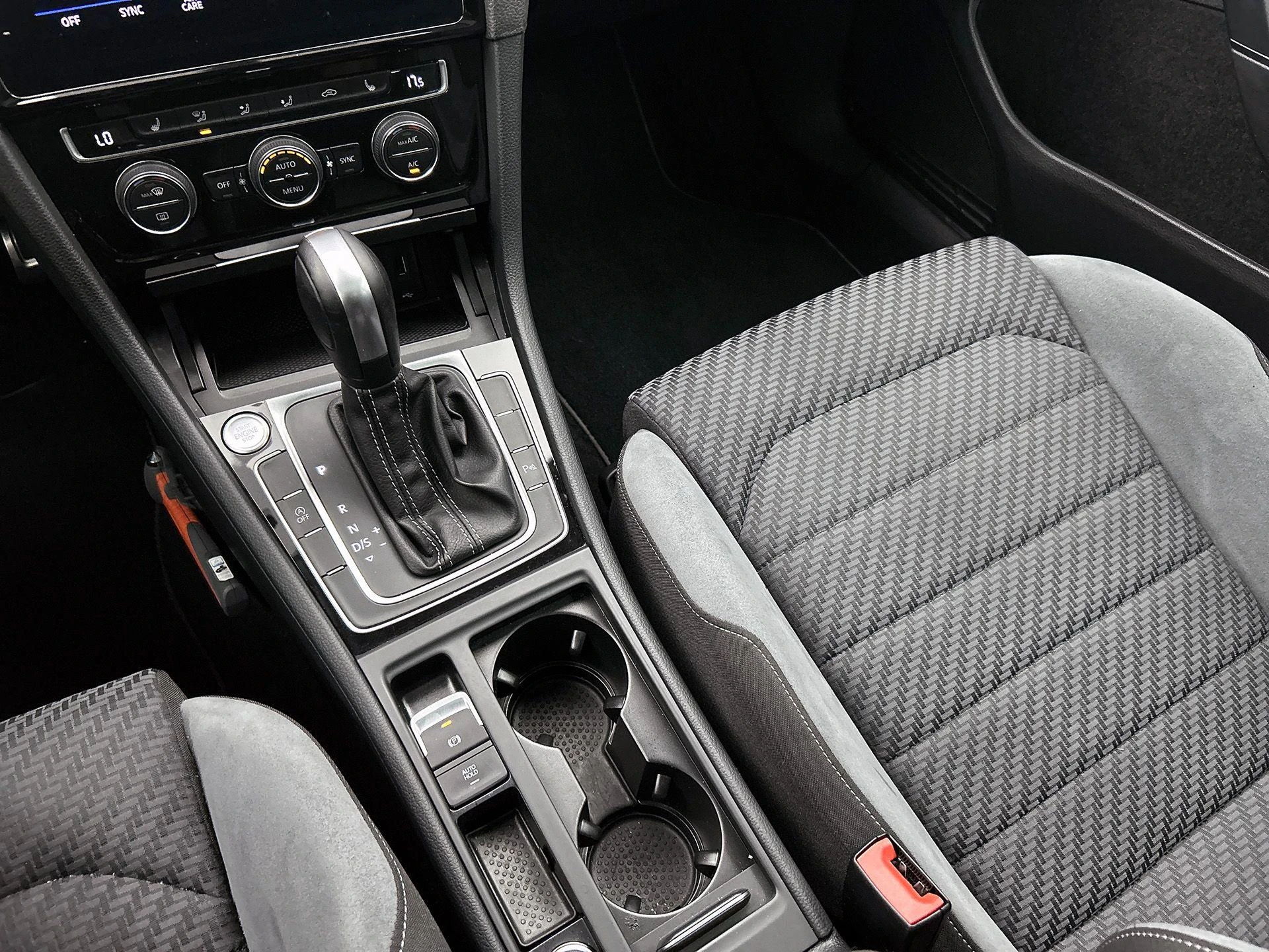 Volkswagen-Golf-image-27