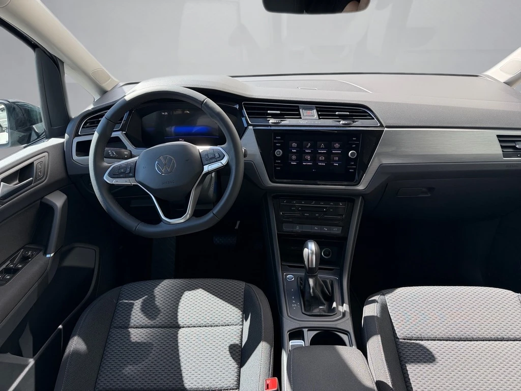 Volkswagen-Touran-image-7