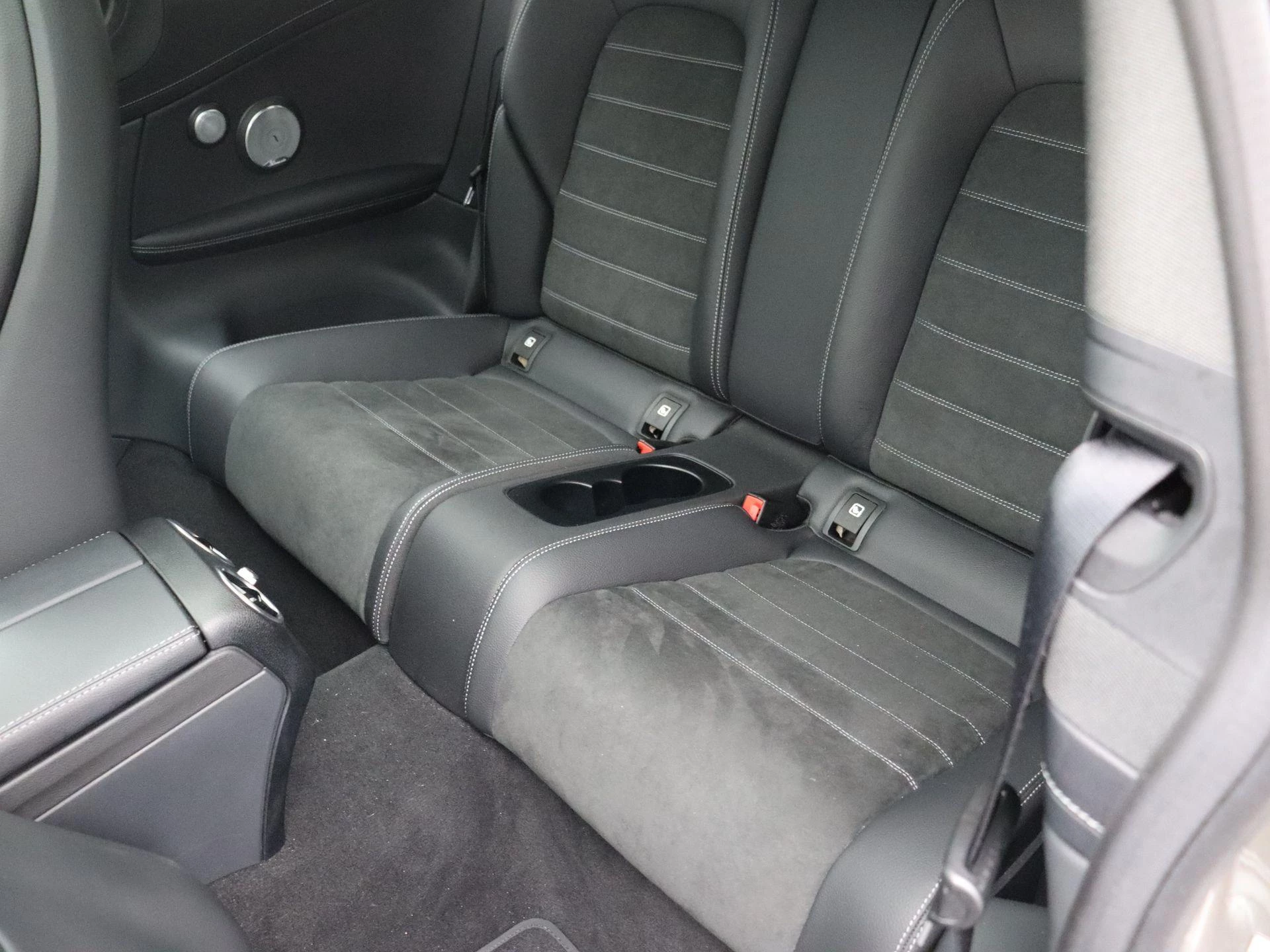 Mercedes-Benz C-Klasse 300 AMG LINE Coupé + 258 PK + PANO DAK + BURMESTER + TREKHAAK +